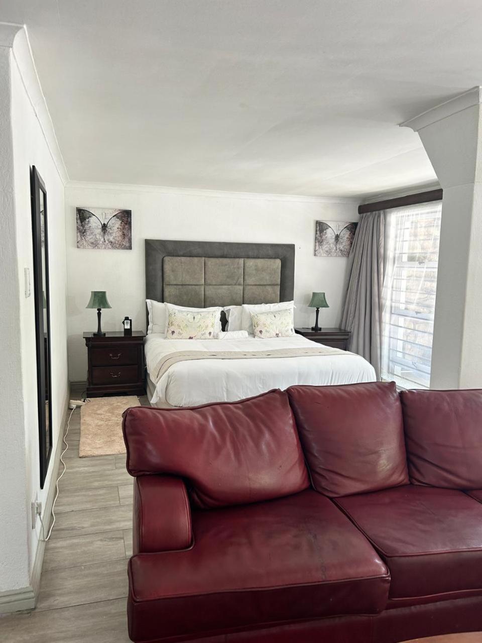Standard King Room - Photo 14