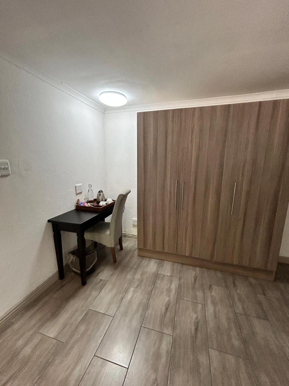 Standard King Room - Photo 15