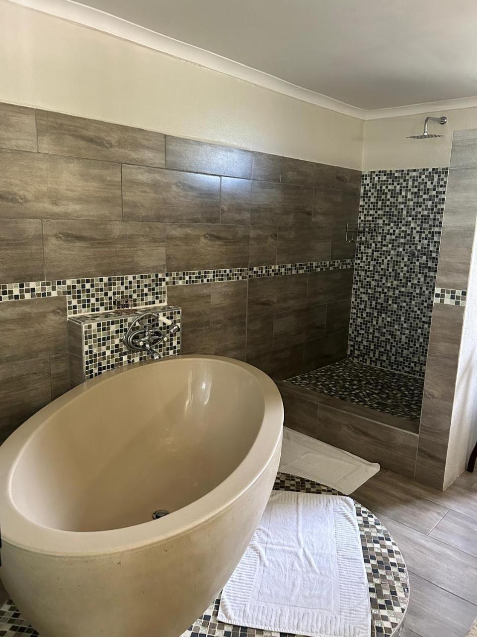 Standard King Room - Photo 13
