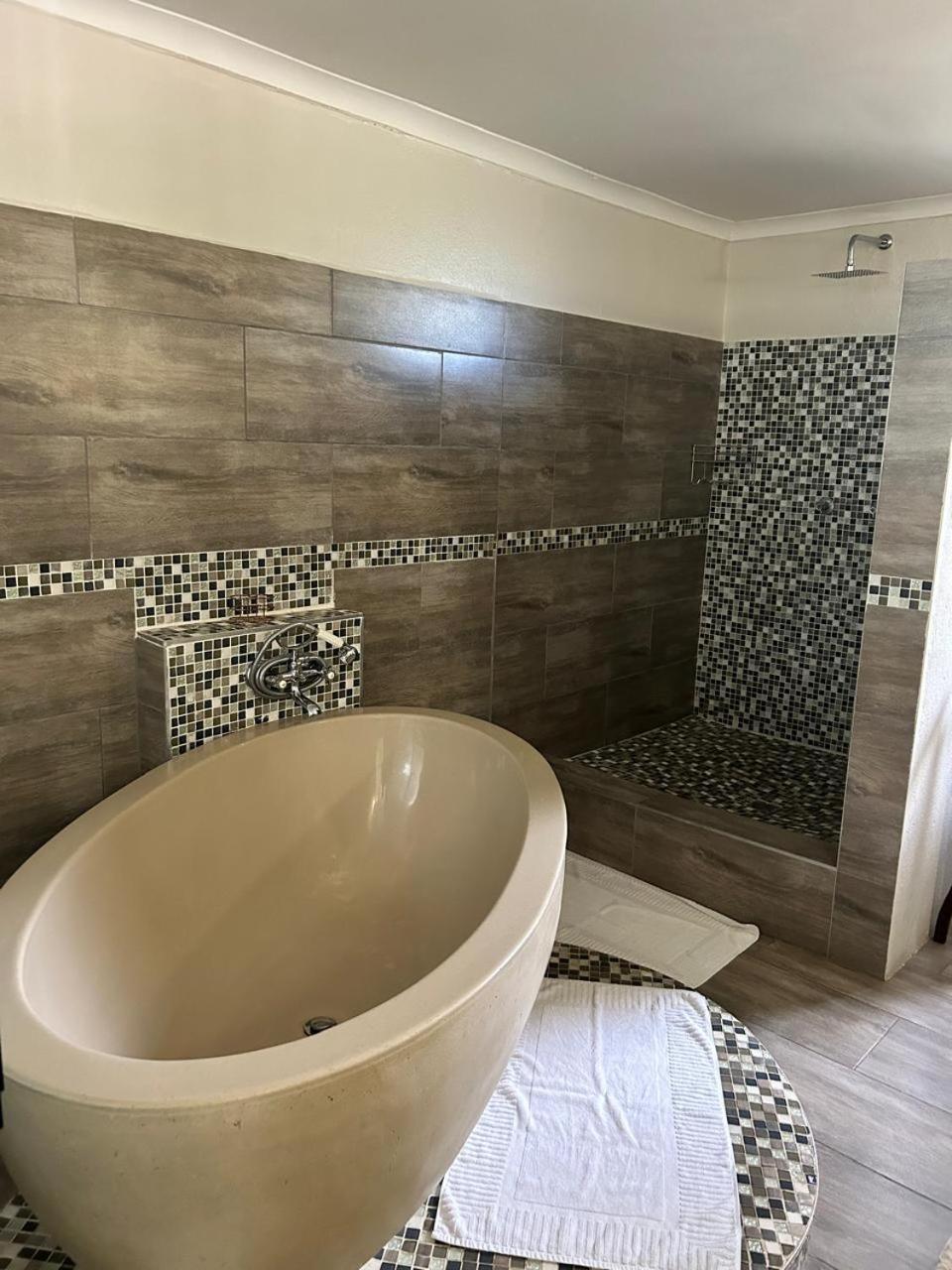 Standard King Room - Photo 16