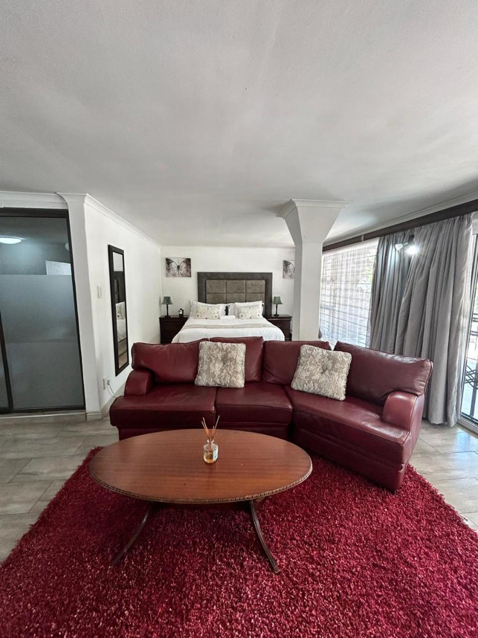 Standard King Room - Photo 9