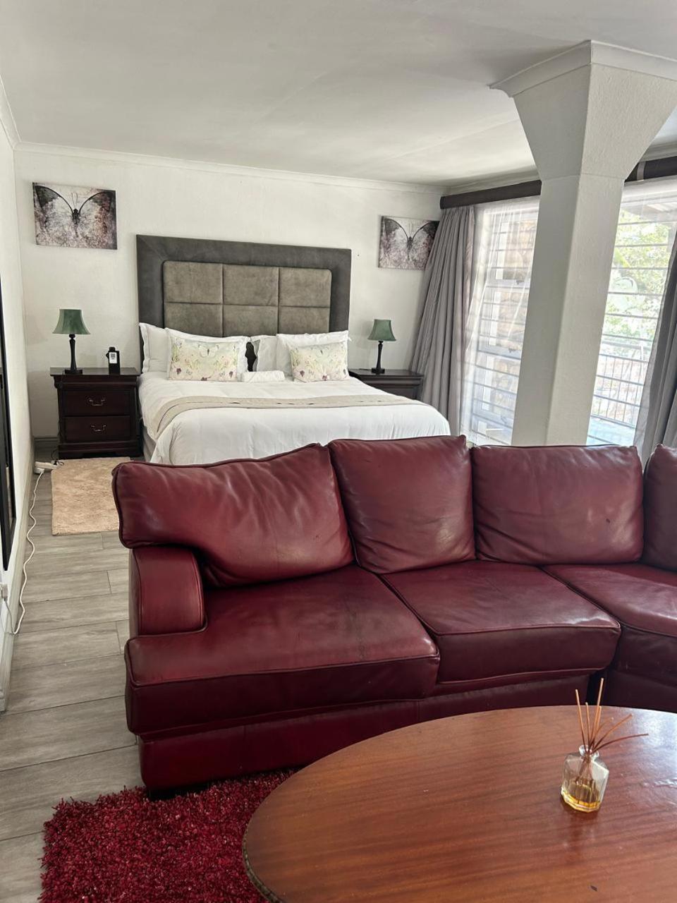 Standard King Room - Photo 10