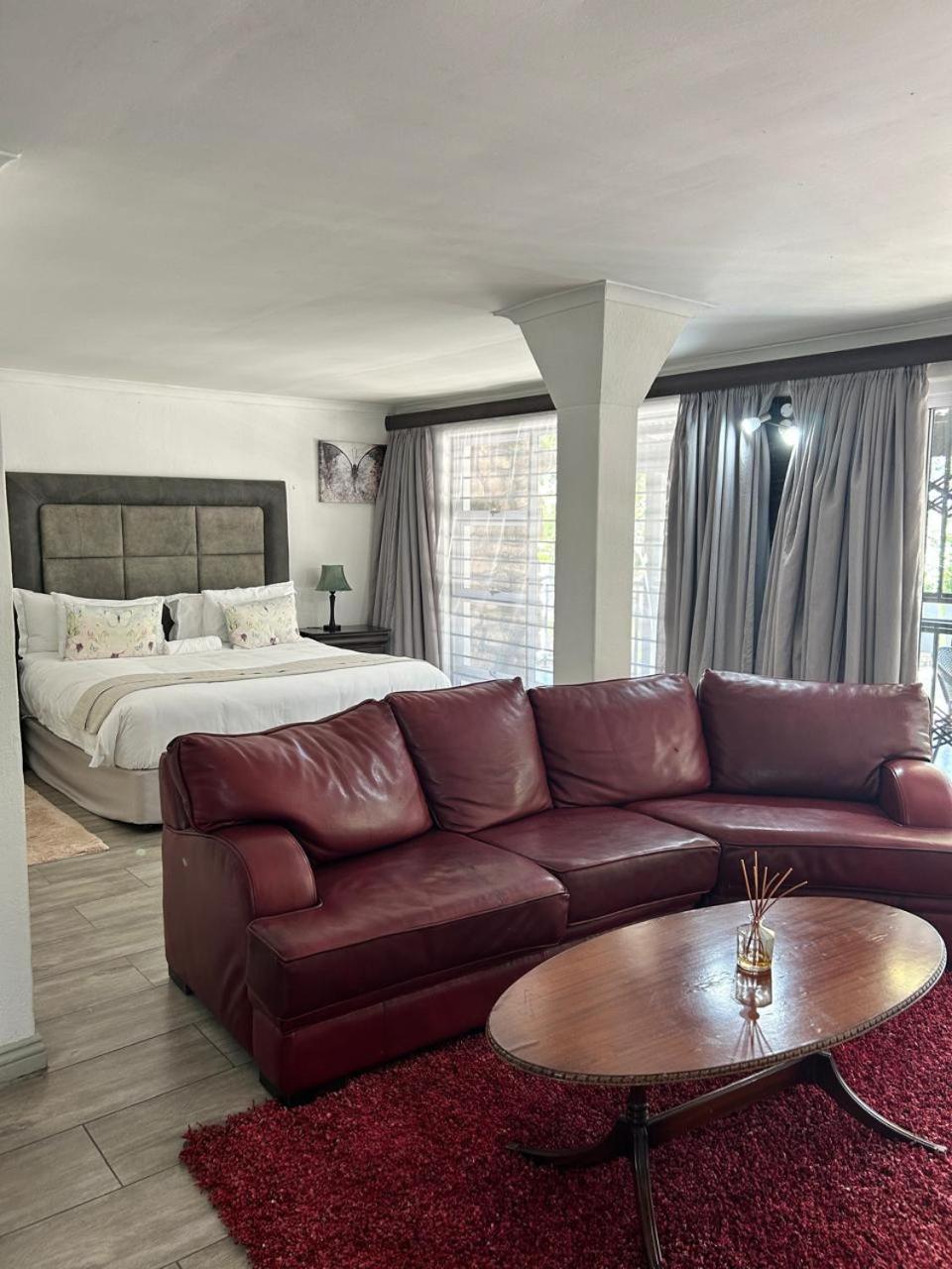 Standard King Room - Photo 12