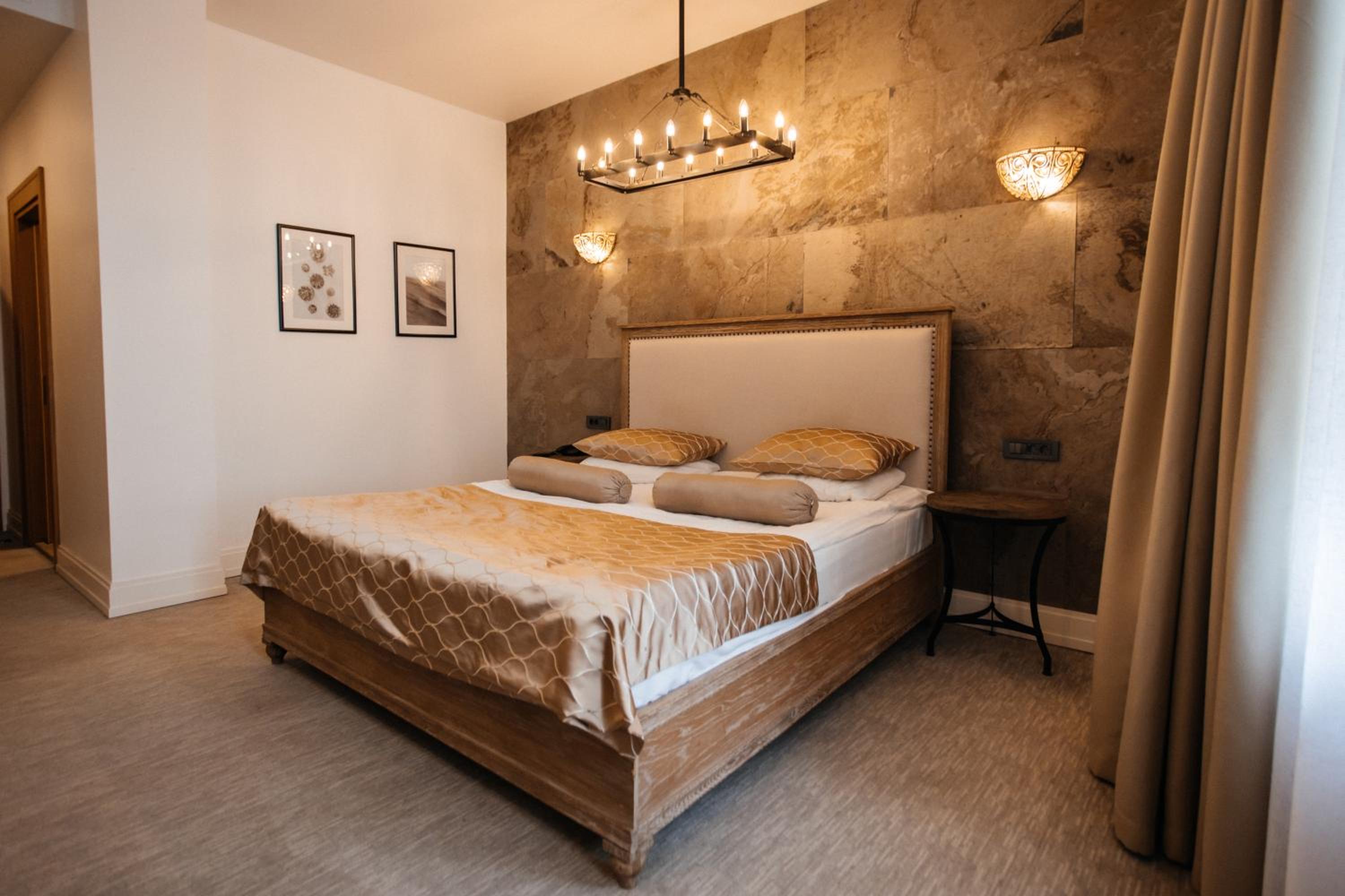 Standard Double Room - Photo 11