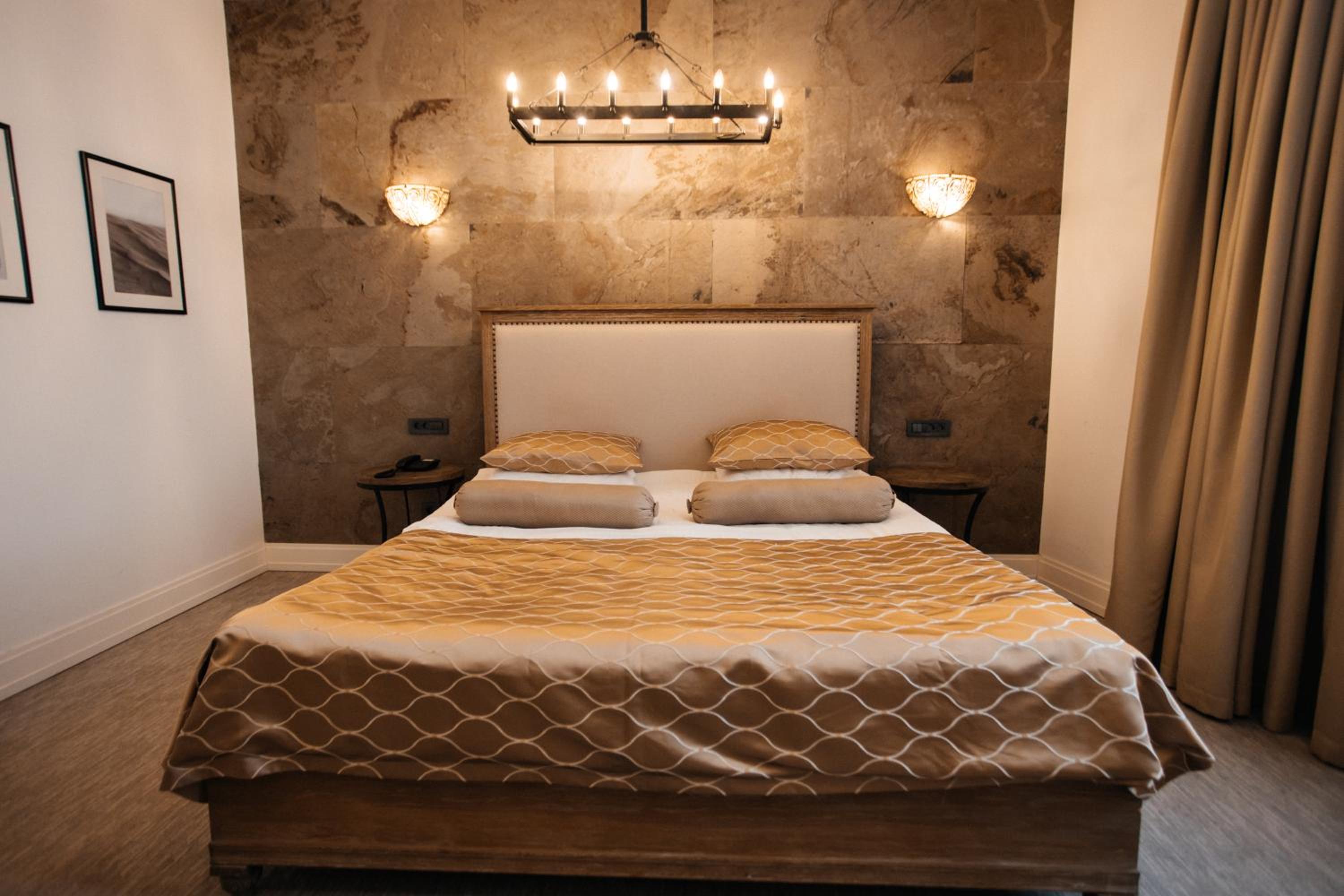 Economy Double Room - Photo 9