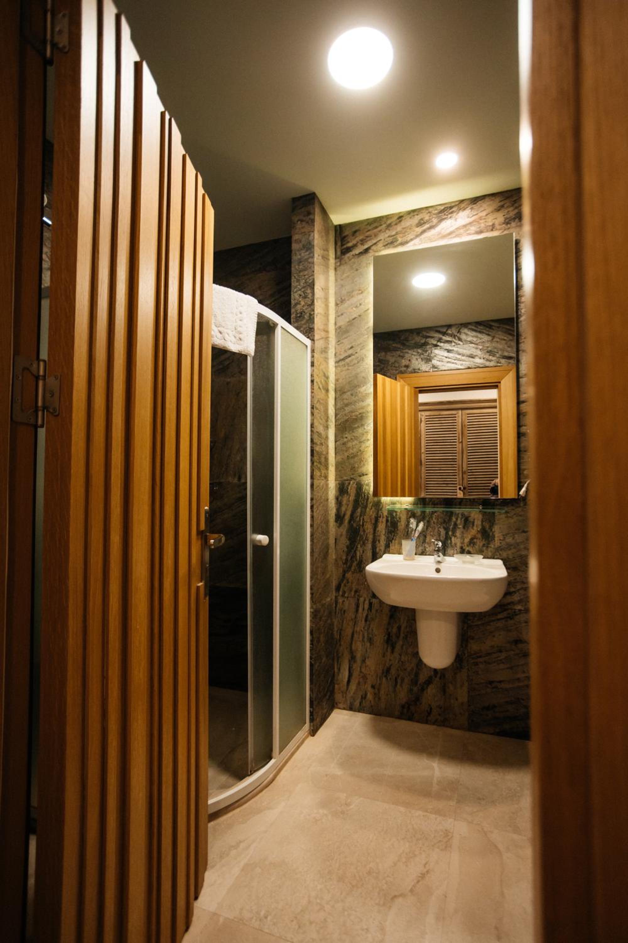 Standard Double Room - Photo 16