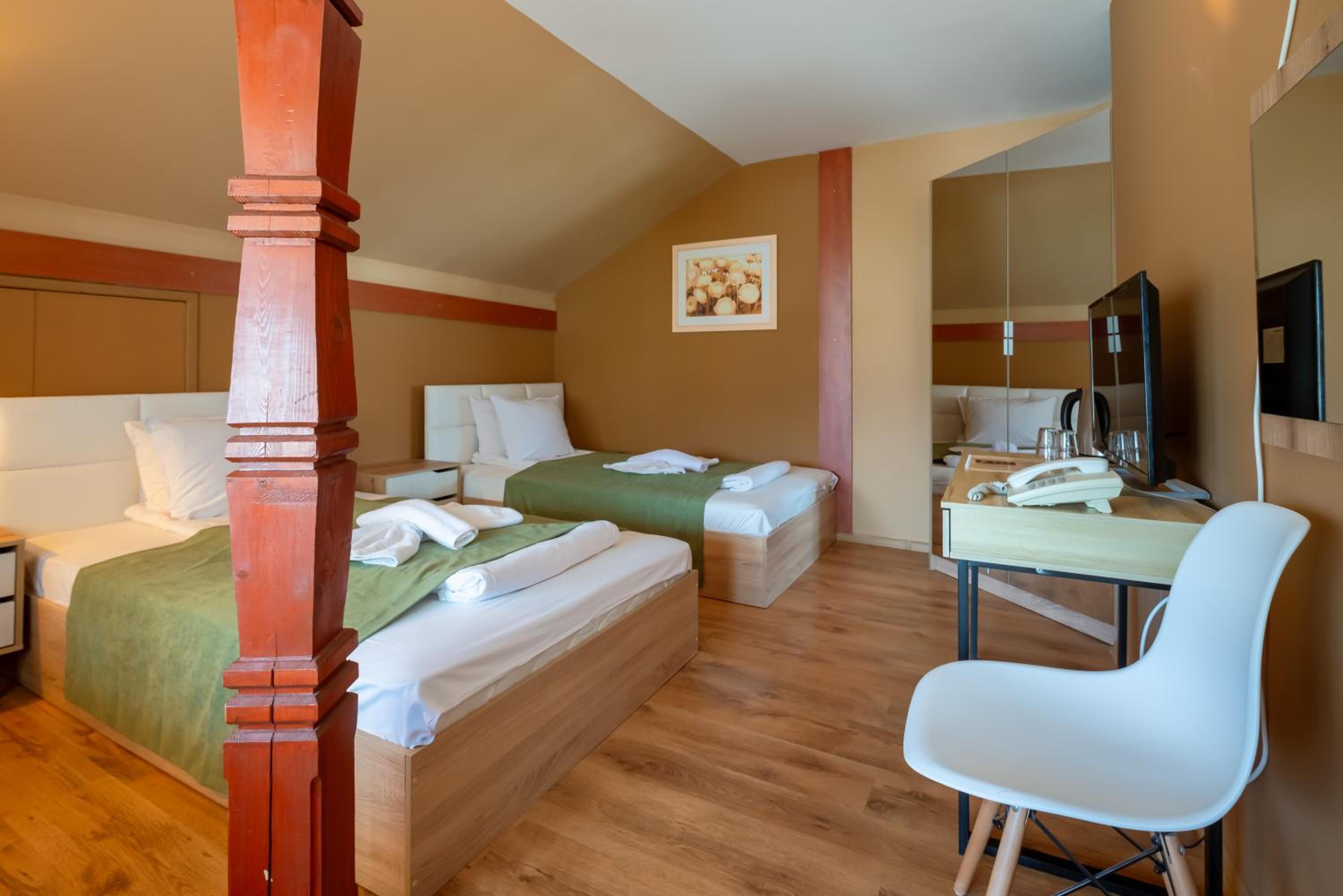 Economy Twin Room - Mansard photo 2