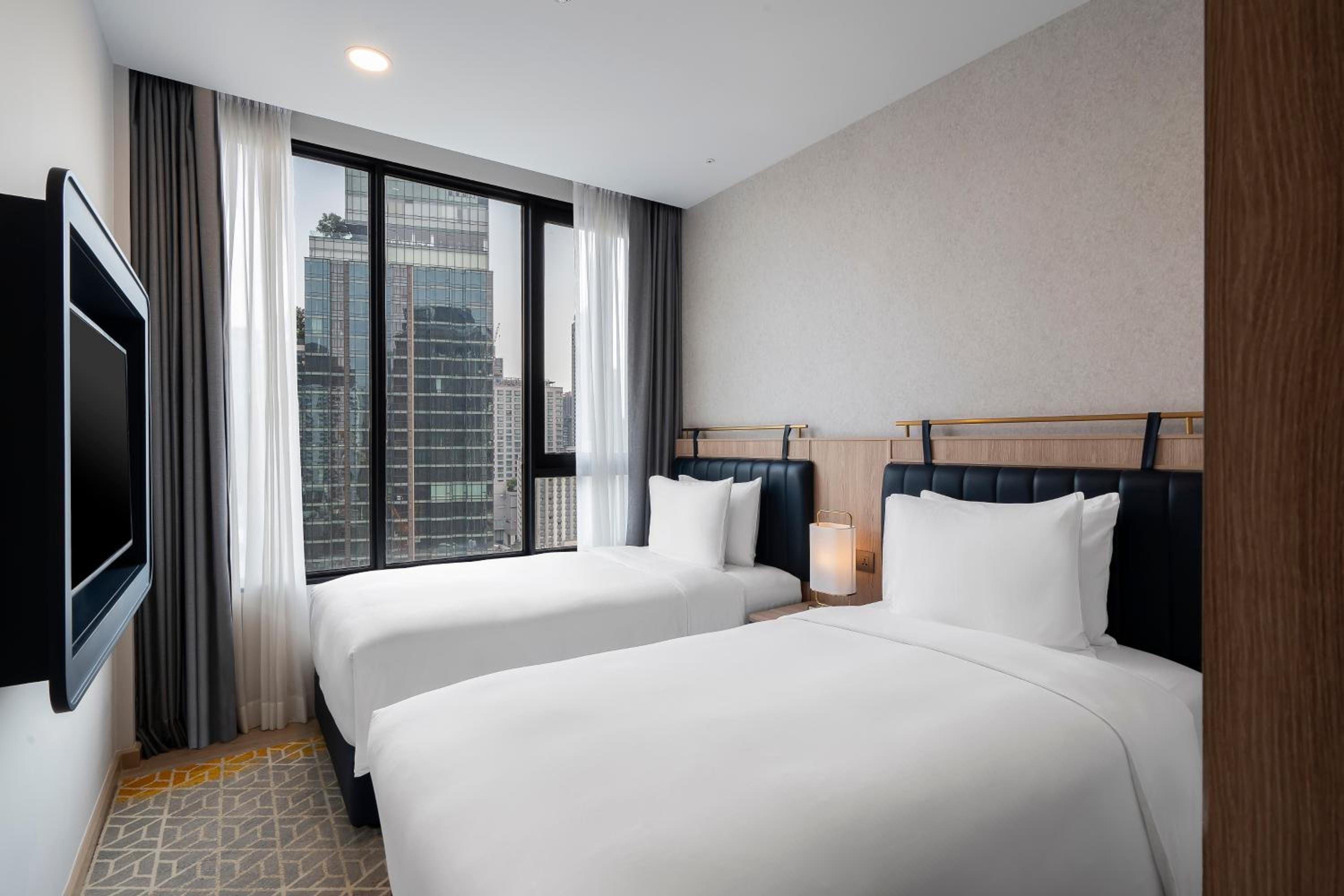 Two-Bedroom Suites with One King and Two Twin Beds photo 3