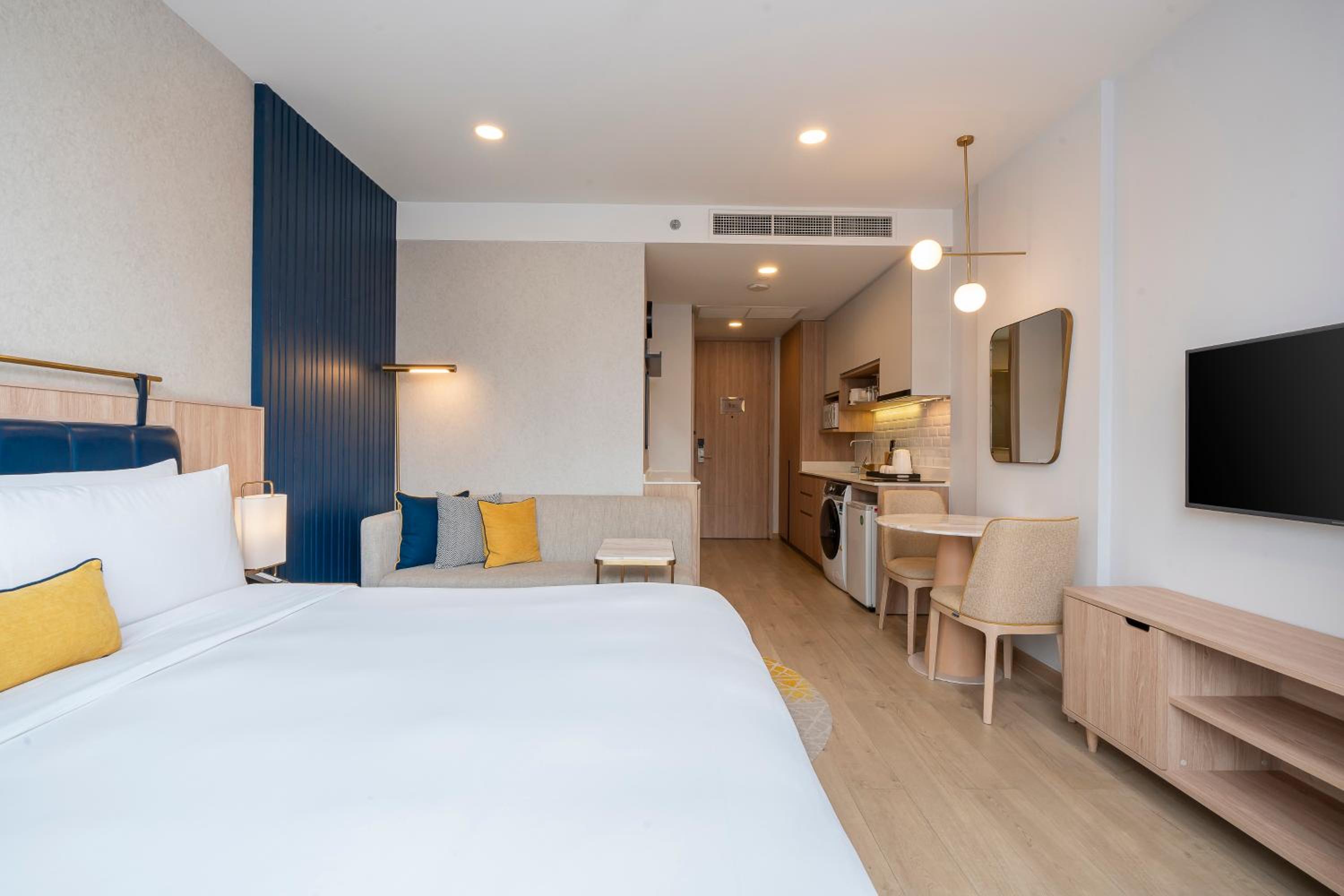 Studio King Suite with Separate Bathtub photo 2