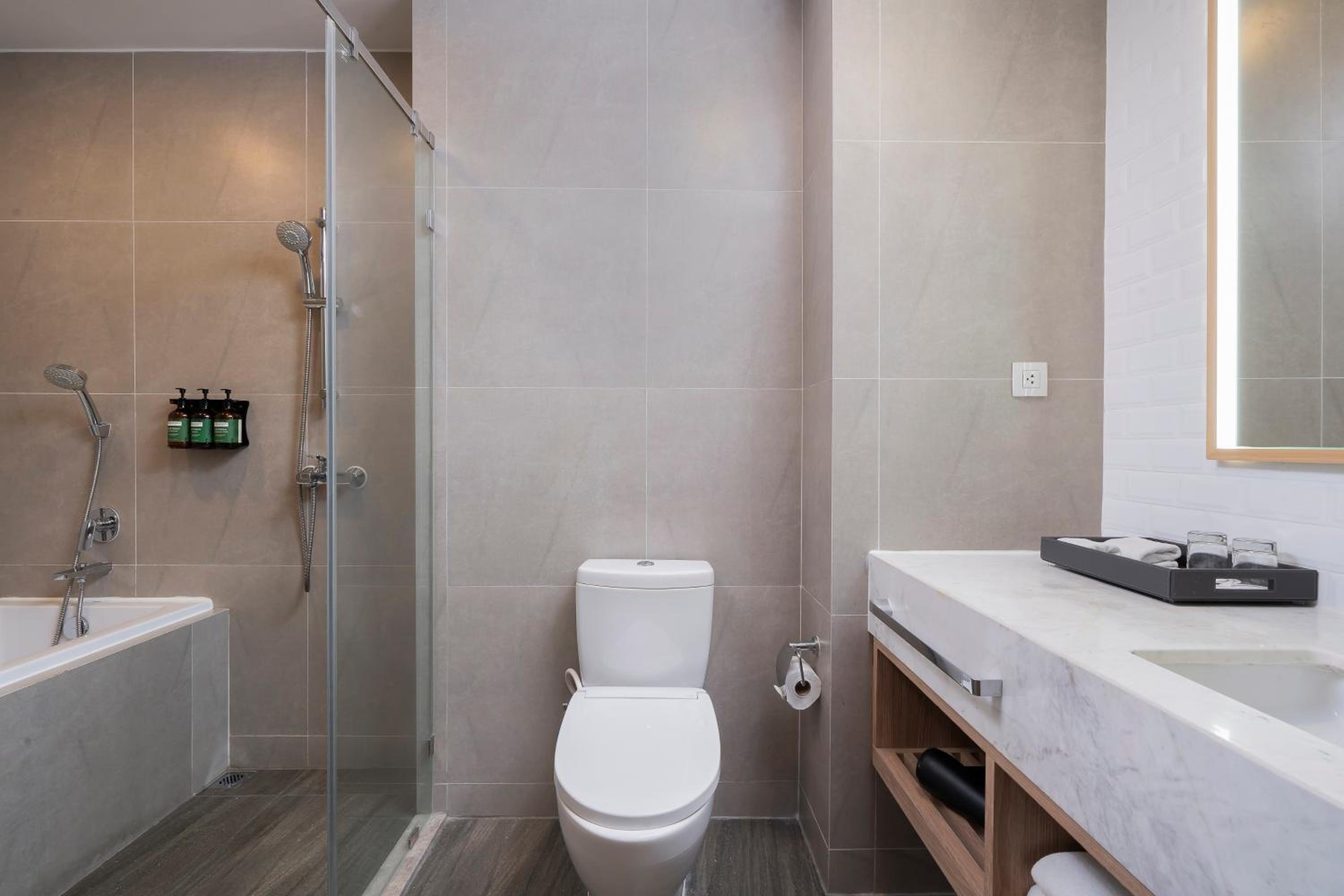 Studio King Suite with Separate Bathtub photo 2