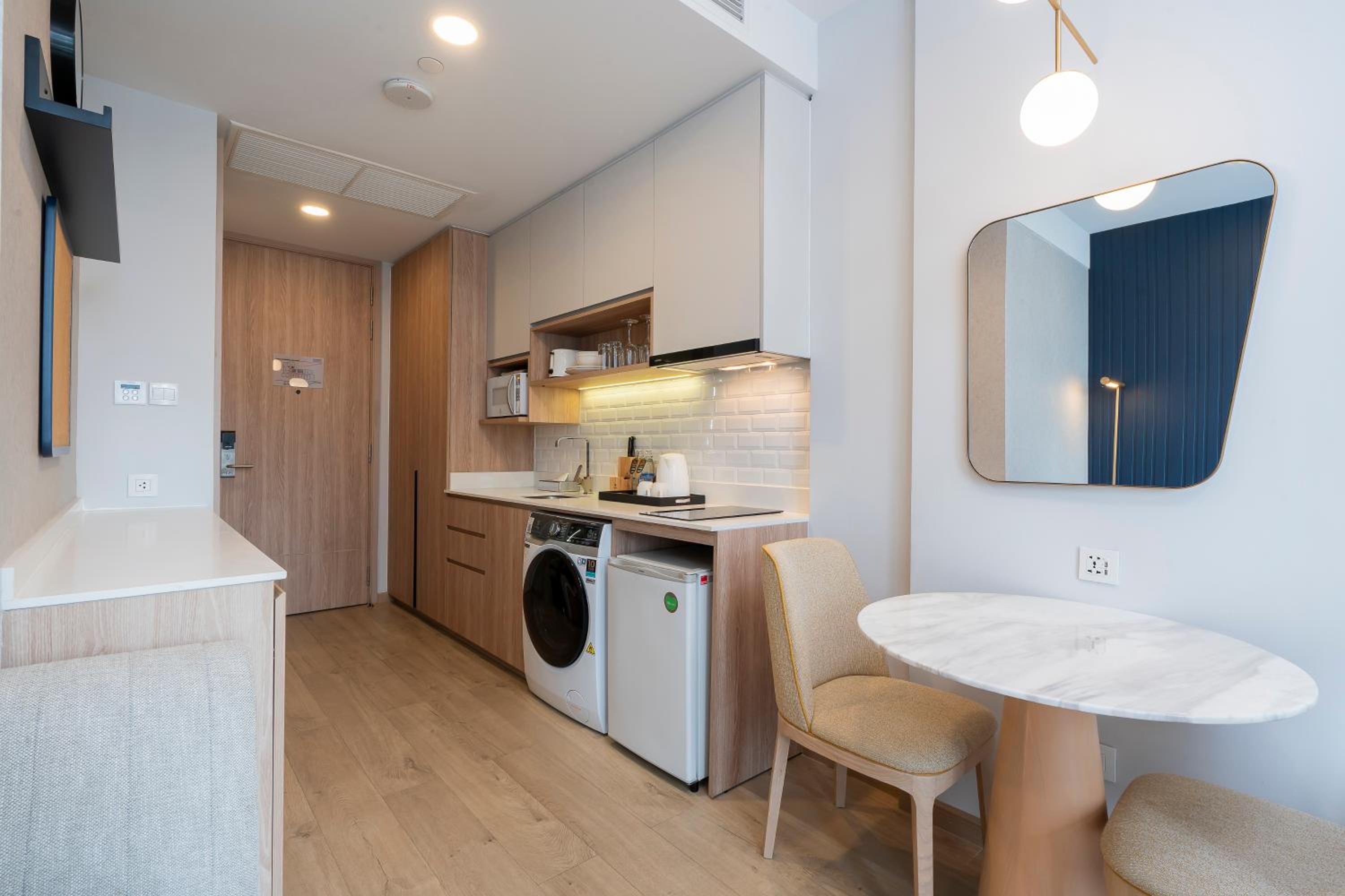 Studio King Suite with Separate Bathtub photo 3