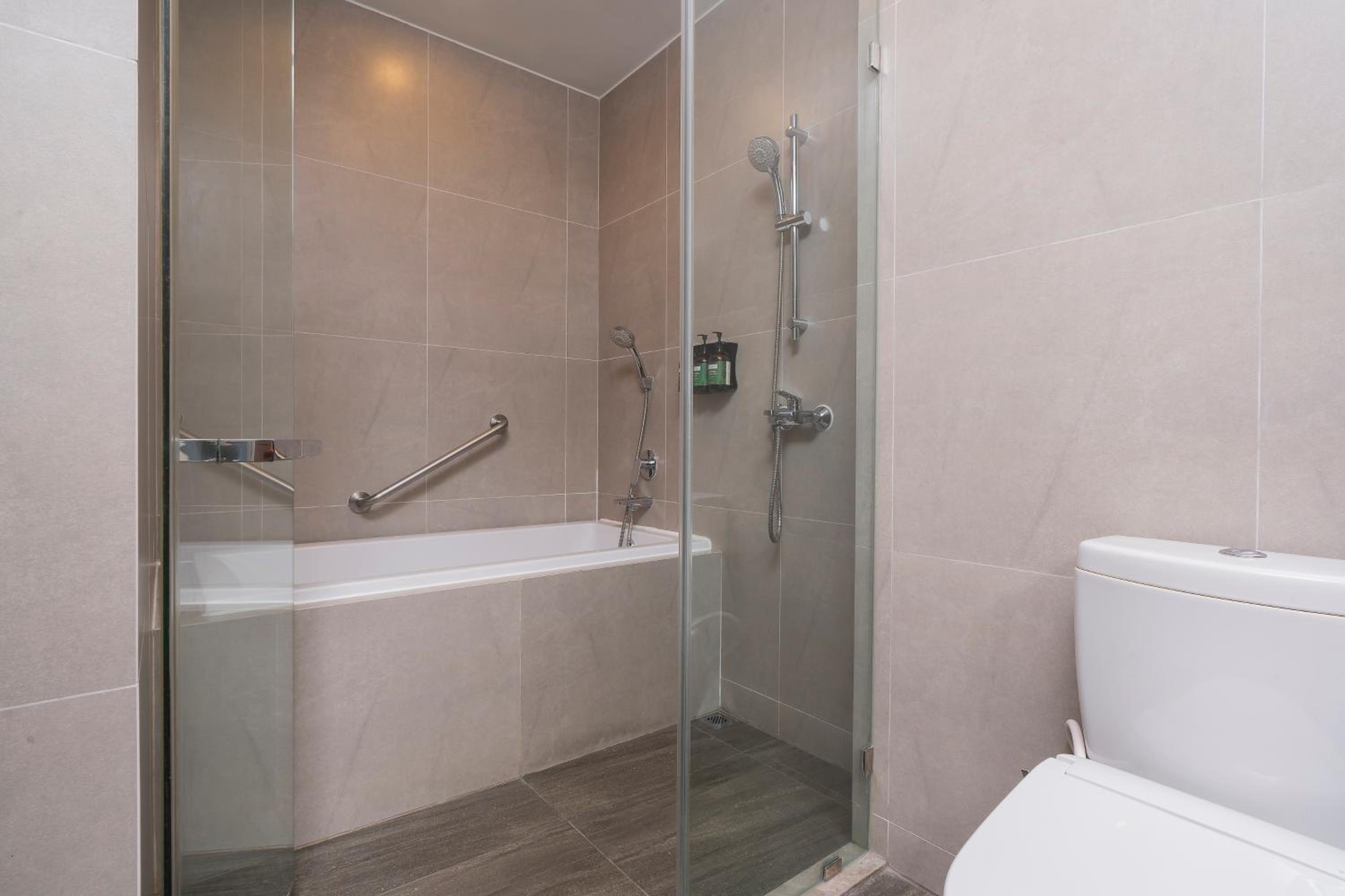 Studio King Suite with Separate Bathtub photo 3