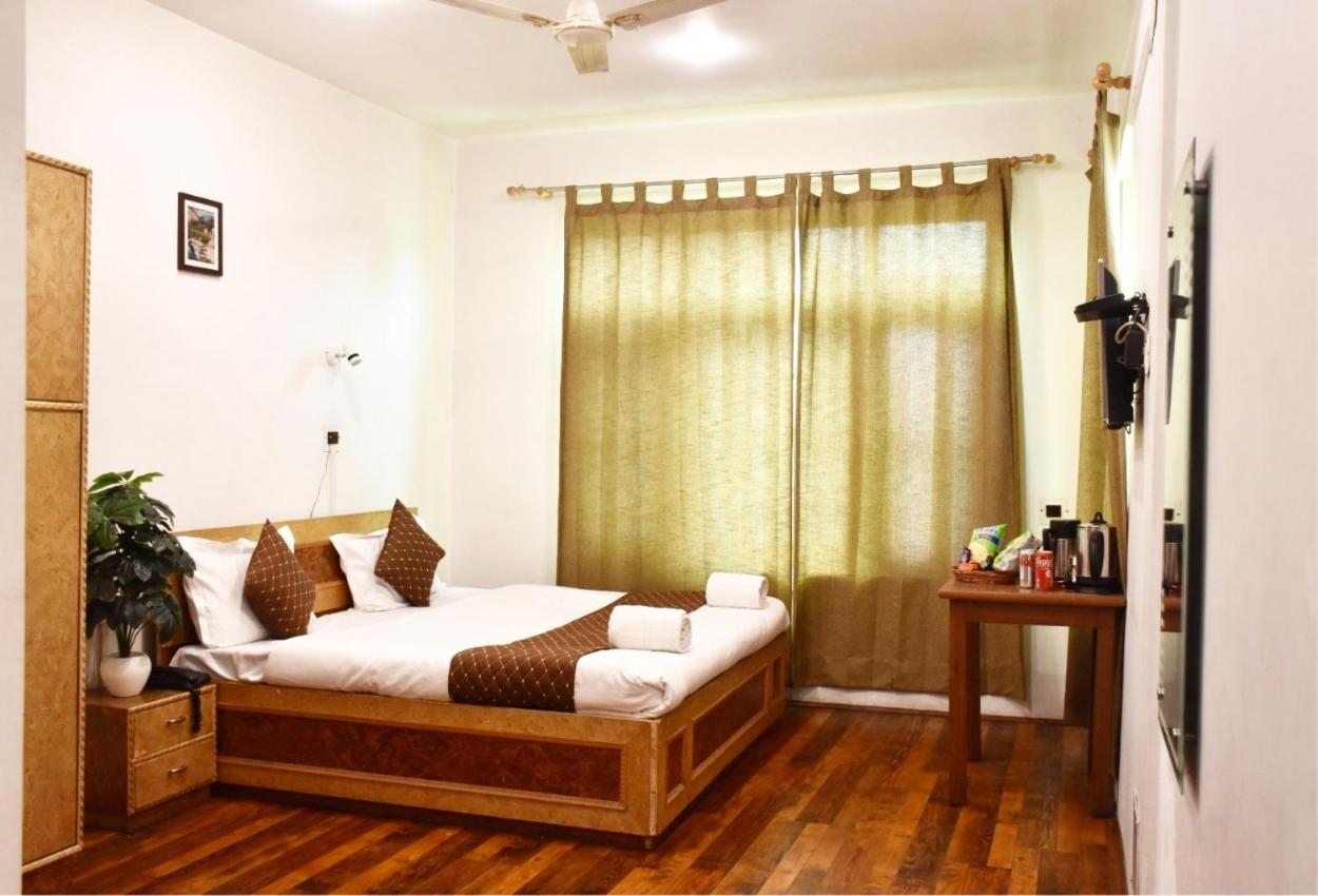 Deluxe Room (2 Adults + 1 Child)