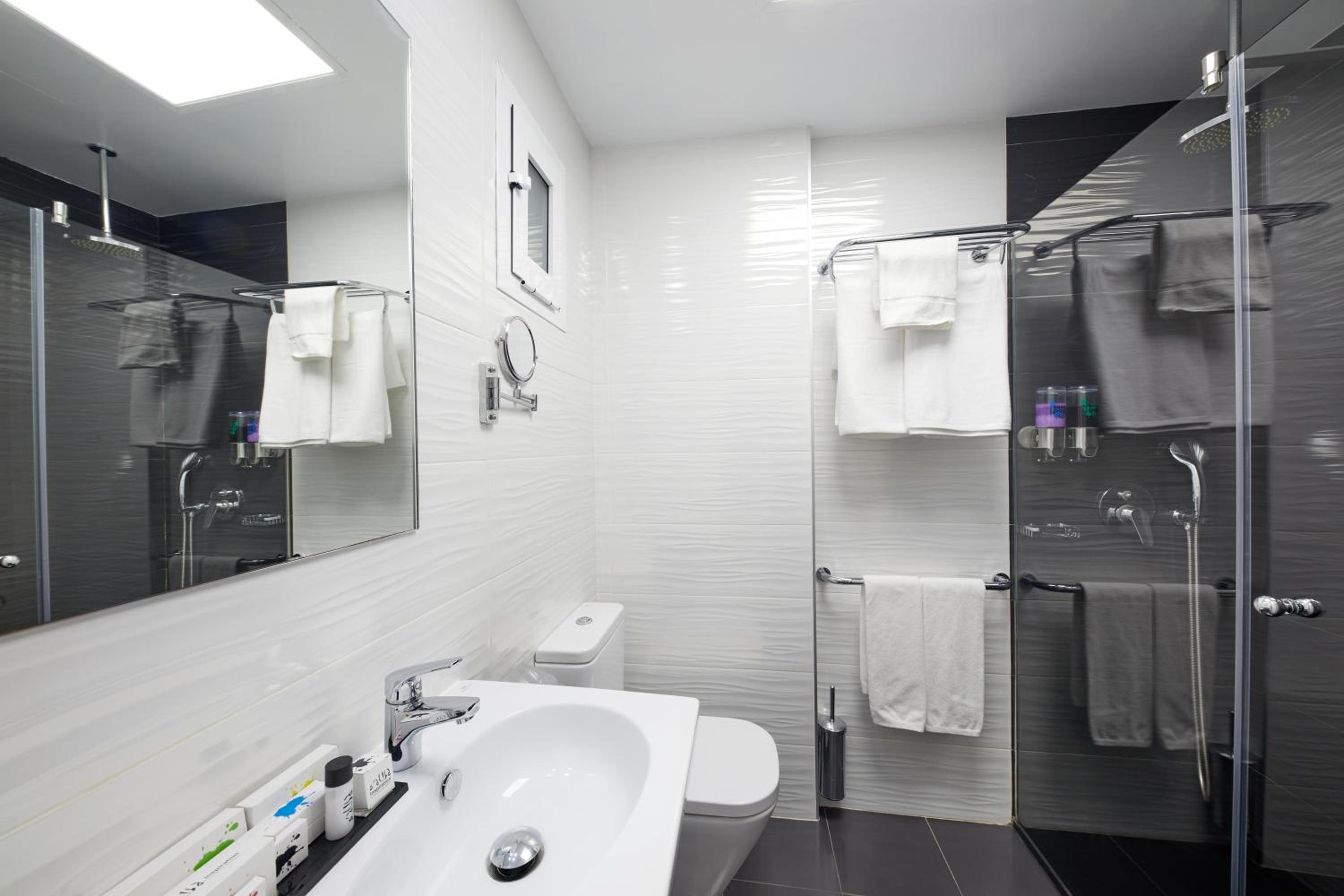 Double or Twin Room with Balcony - Photo 10