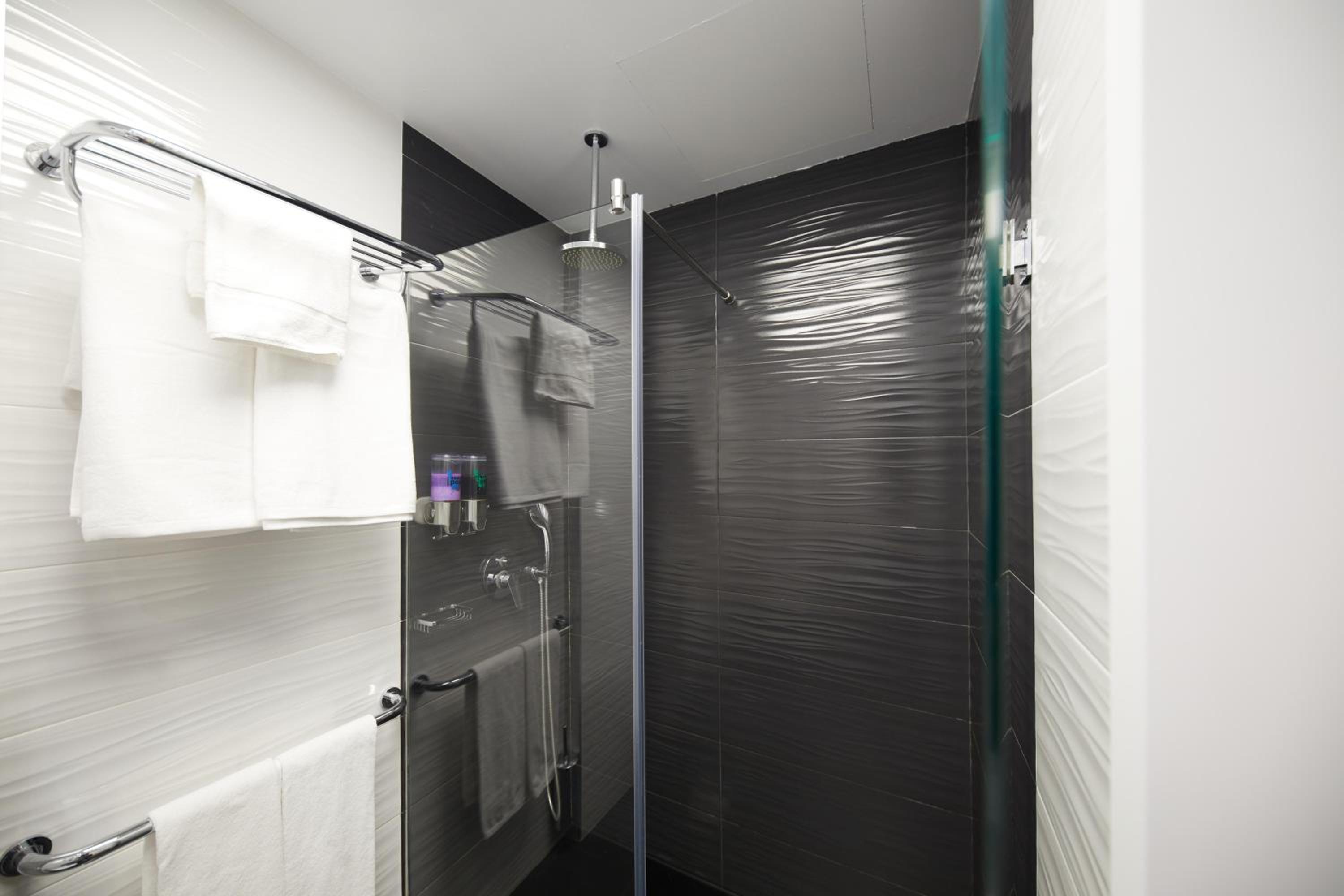 Double or Twin Room with Balcony - Photo 11