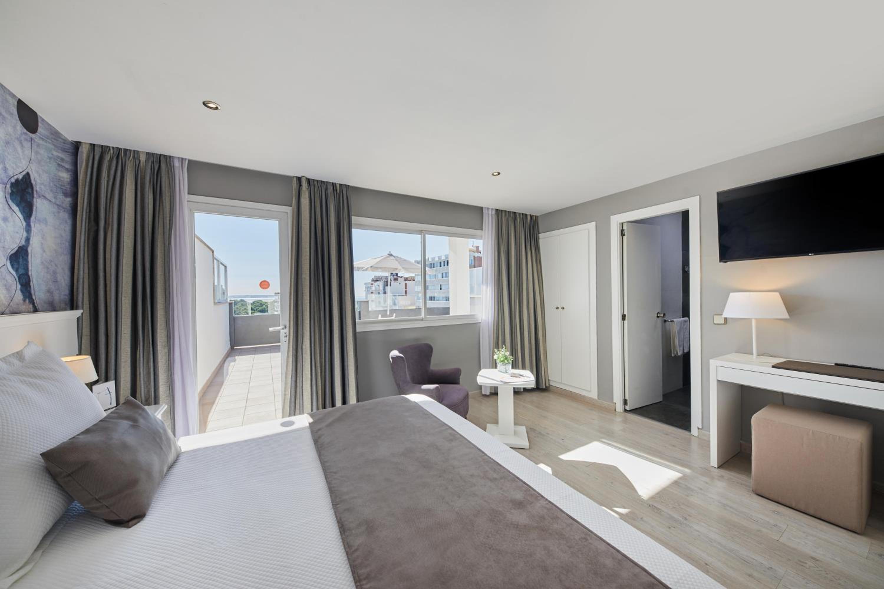 Deluxe Double or Twin Room with Sea View - Photo 4