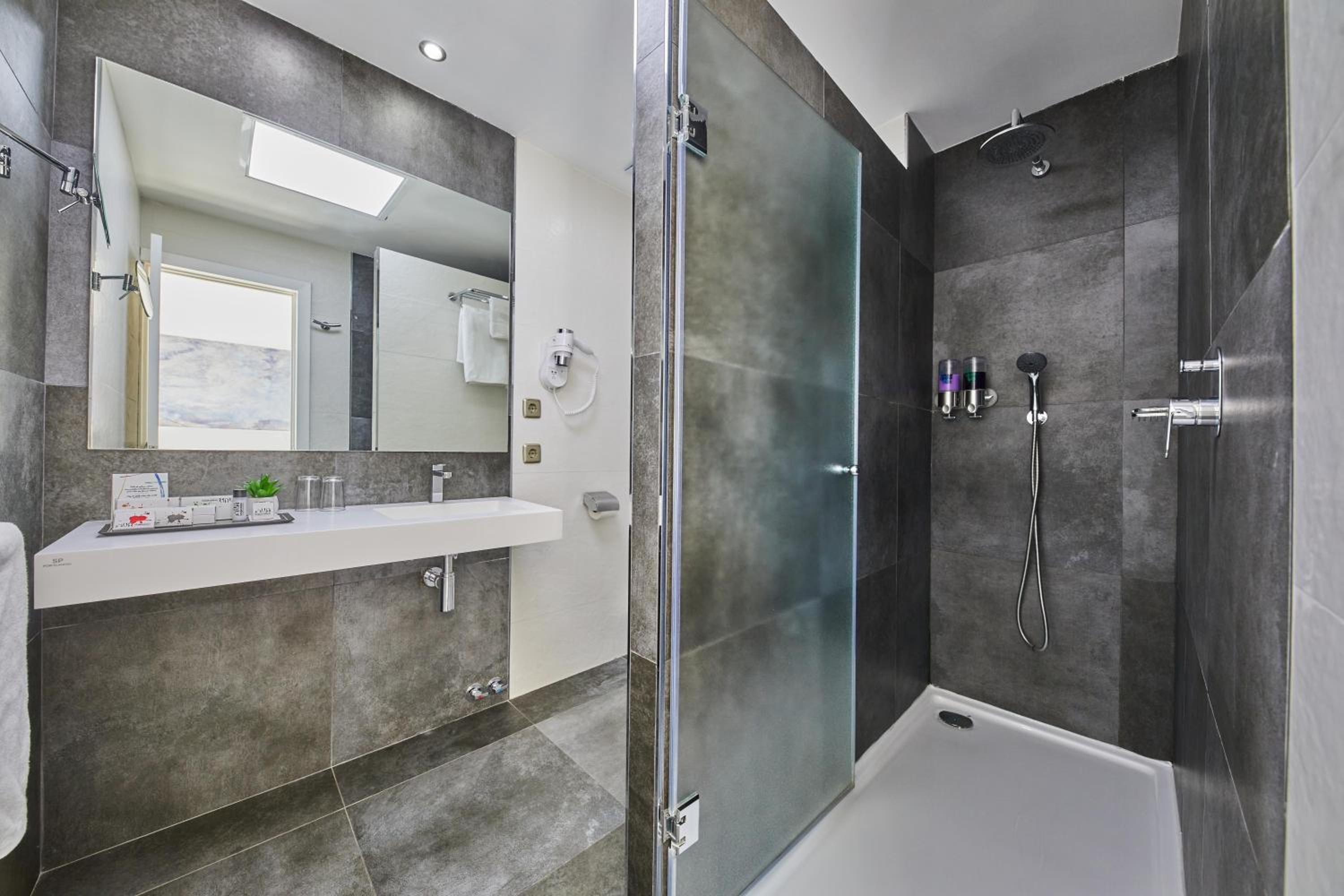 Deluxe Double or Twin Room with Sea View - Photo 5