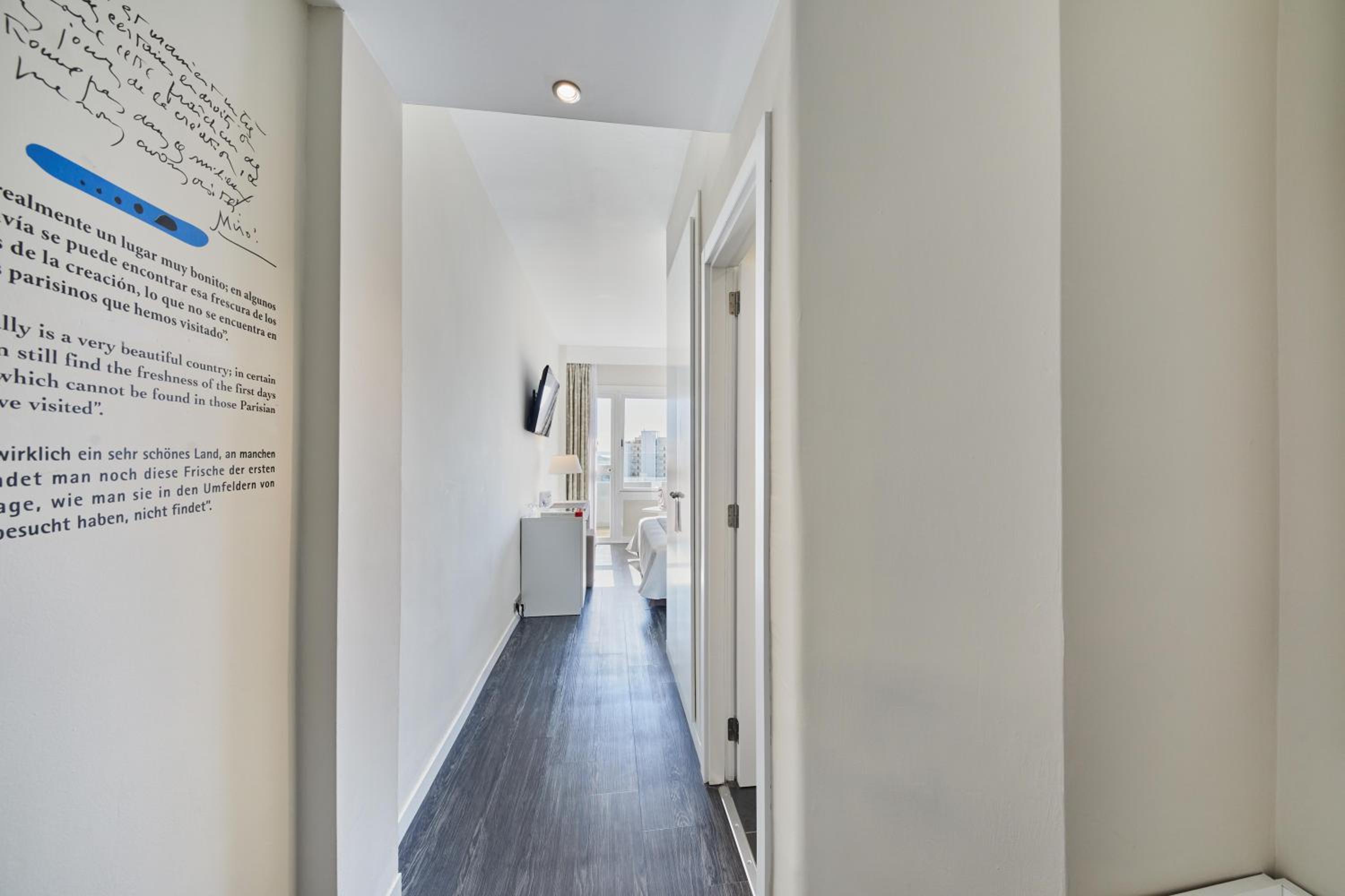 Double or Twin Room with Balcony - Photo 7