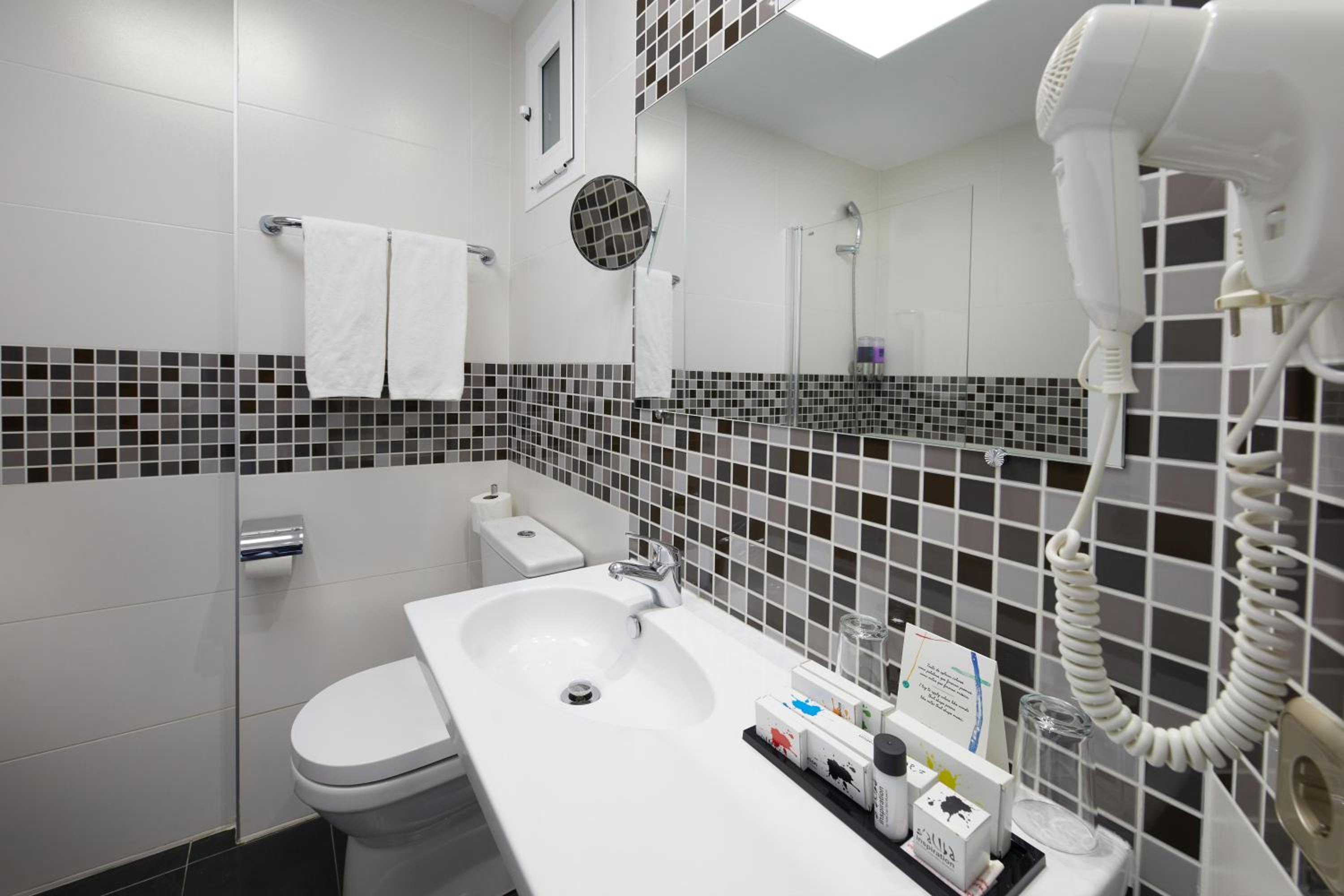 Double or Twin Room with Balcony - Photo 3