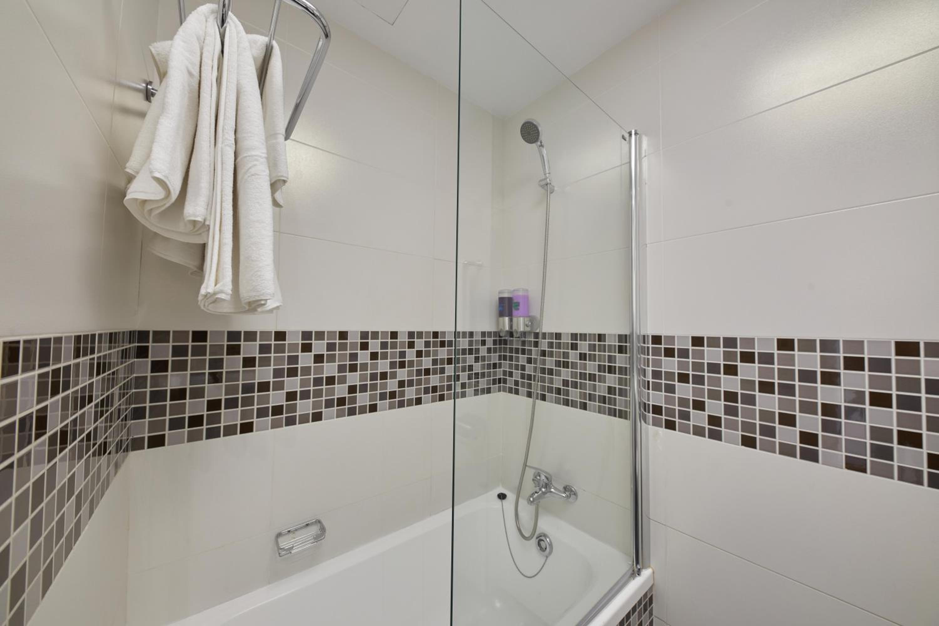 Double or Twin Room with Balcony - Photo 6
