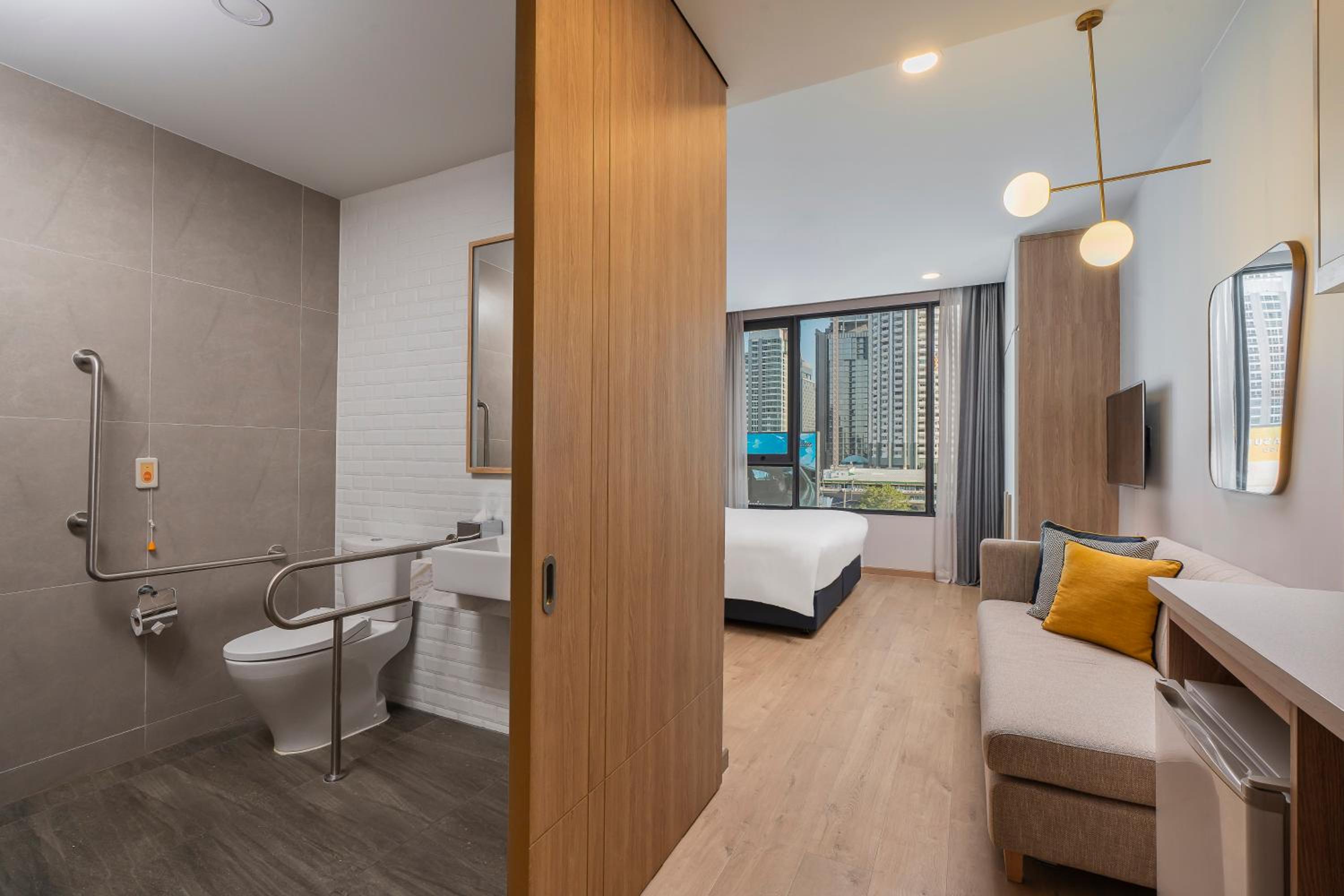 Studio King Suite - Accessible photo 2