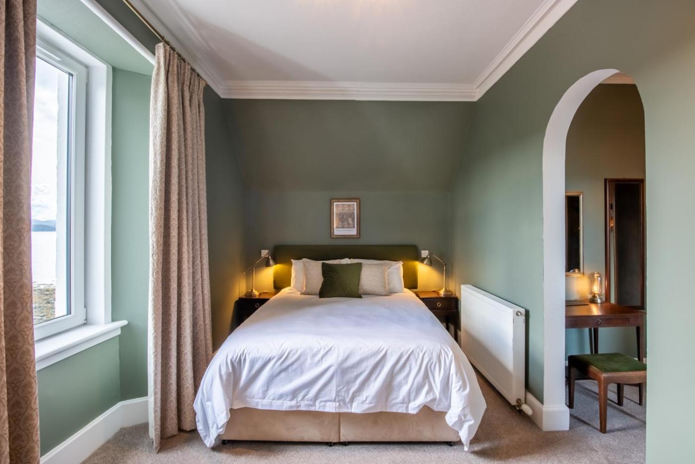 Deluxe Double Room with Side Sea View