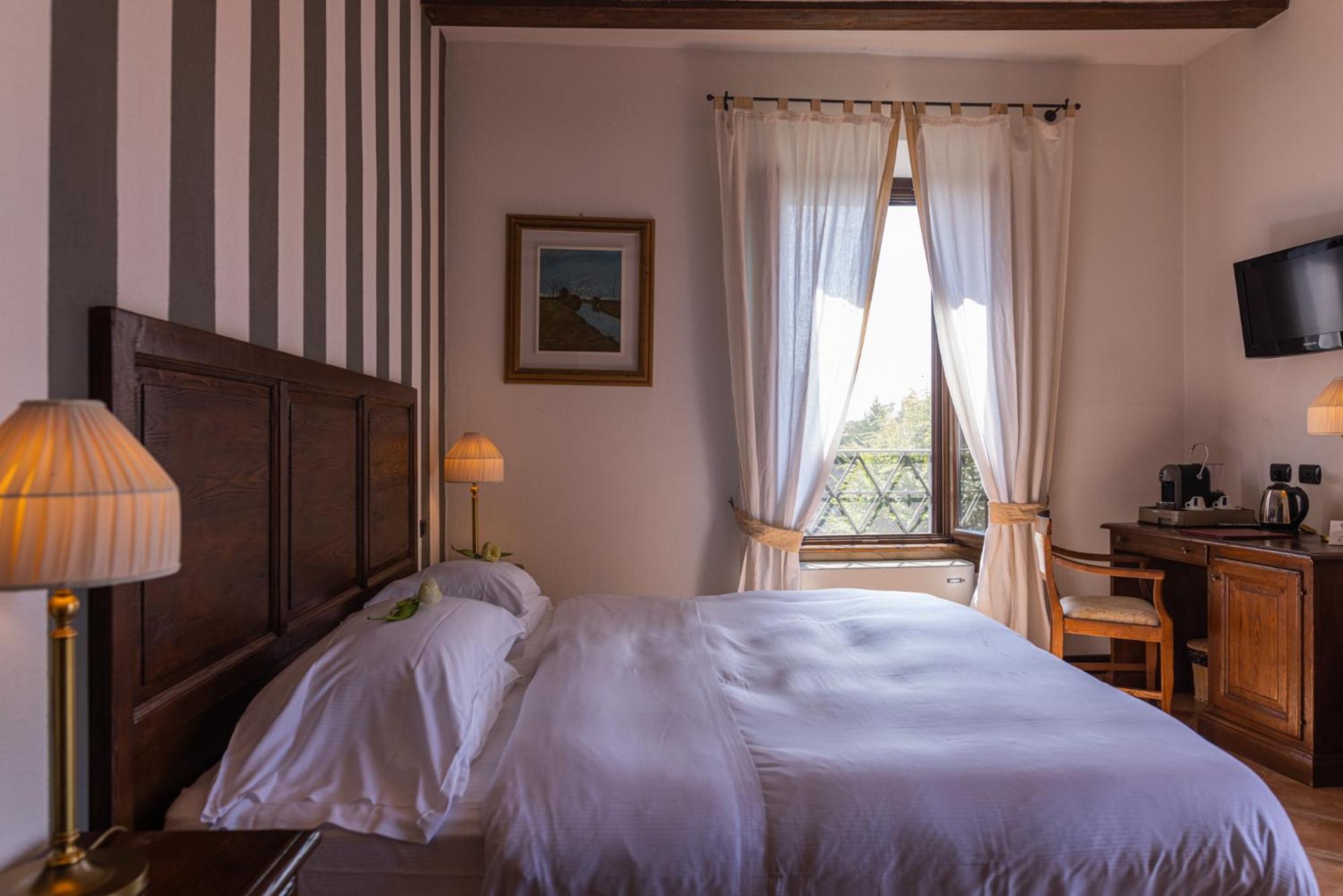 Junior Suite with Balcony - Photo 9