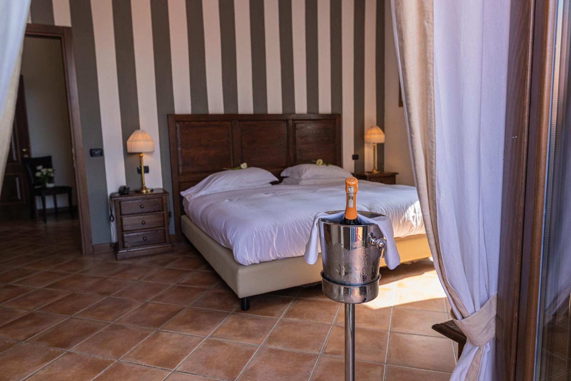 Junior Suite with Balcony - Photo 6