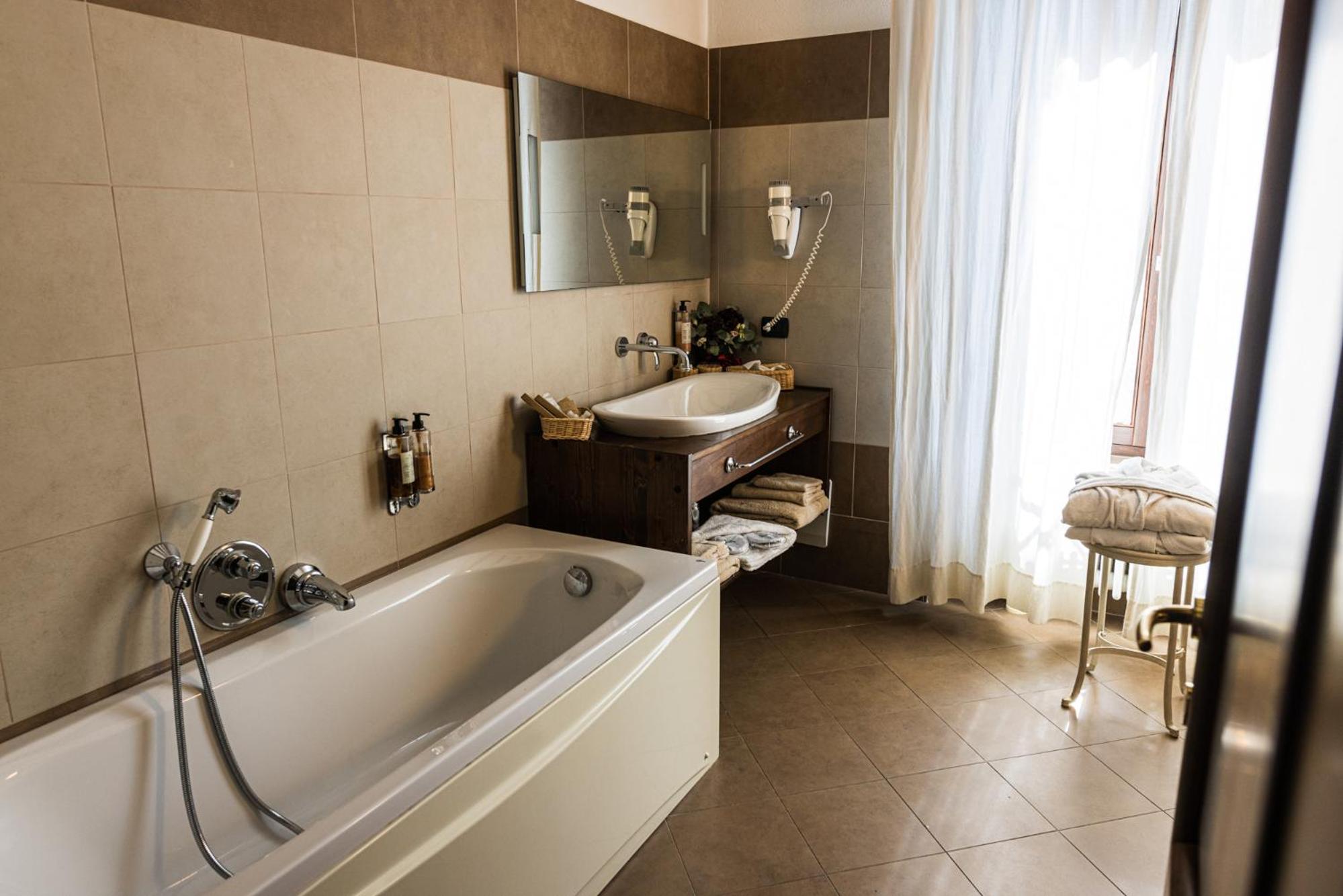Junior Suite with Balcony - Photo 5