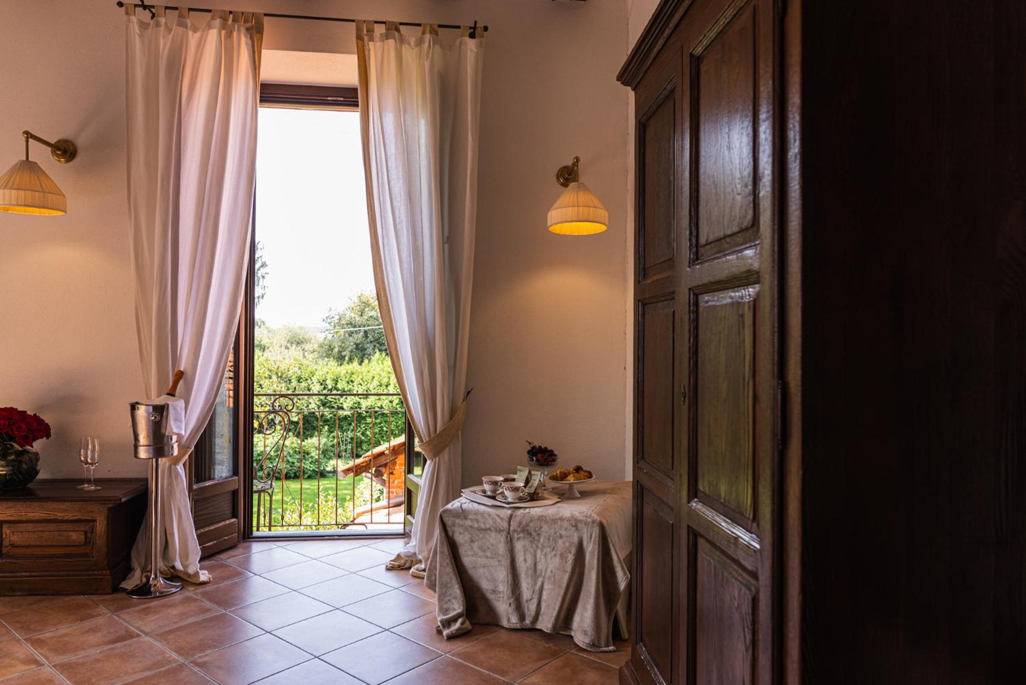 Junior Suite with Balcony - Photo 7