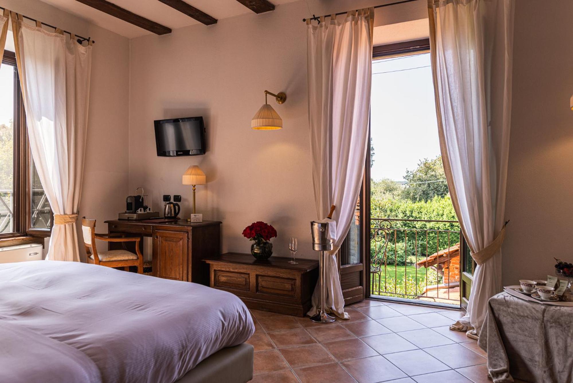 Junior Suite with Balcony - Photo 1
