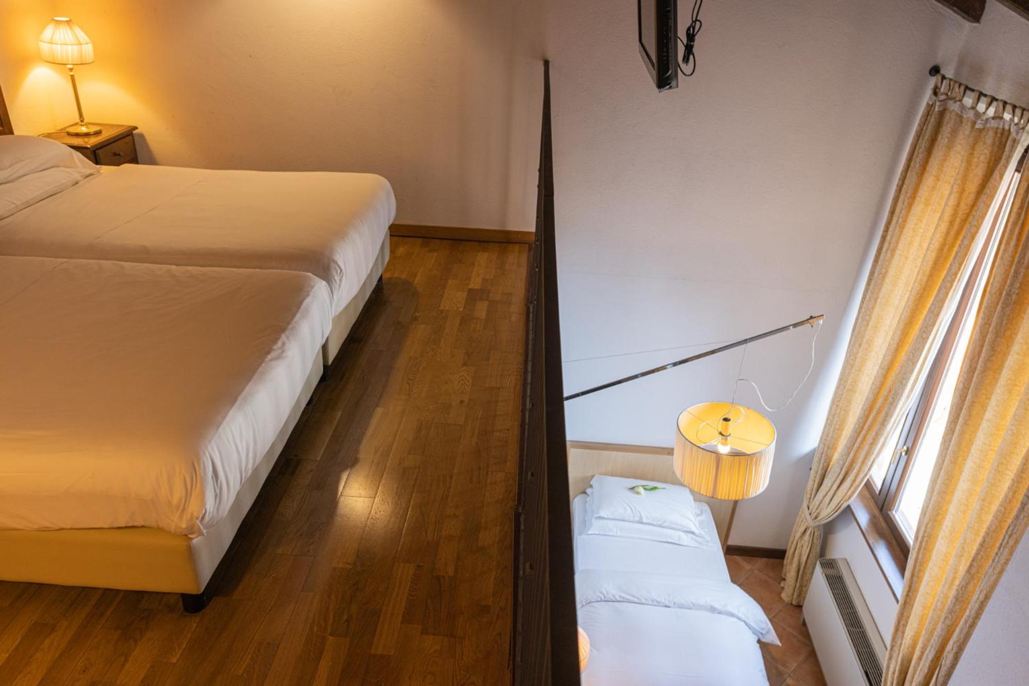 Deluxe Room - Photo 11