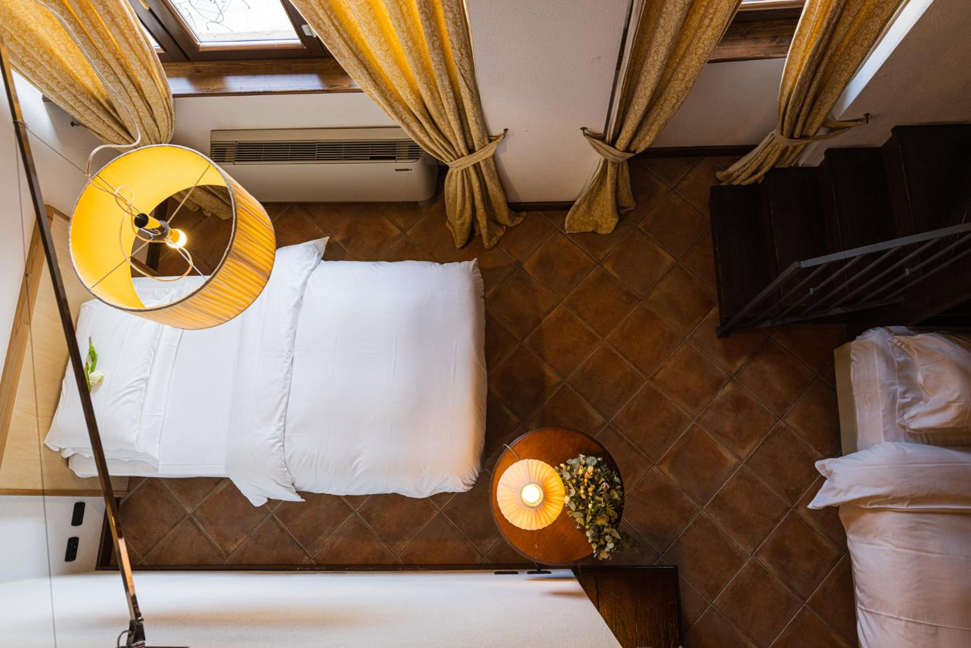 Deluxe Room - Photo 5