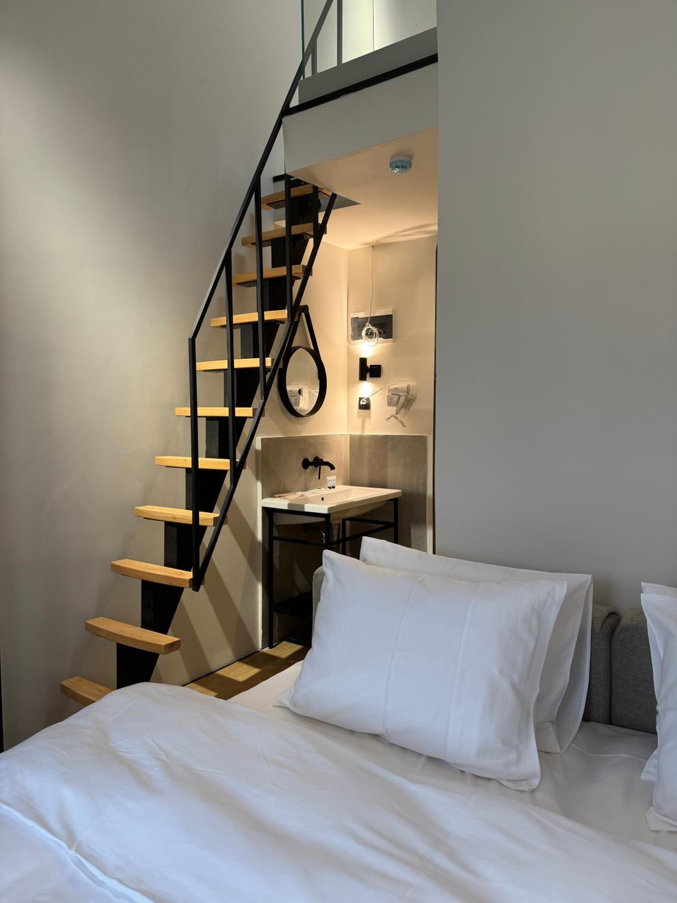 Deluxe Room (2 Adults + 1 Child) photo 1