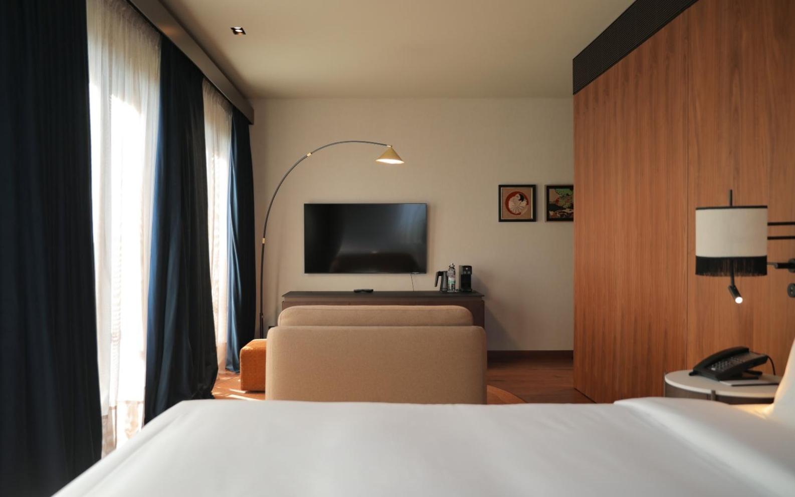 Corner King Room - Photo 1