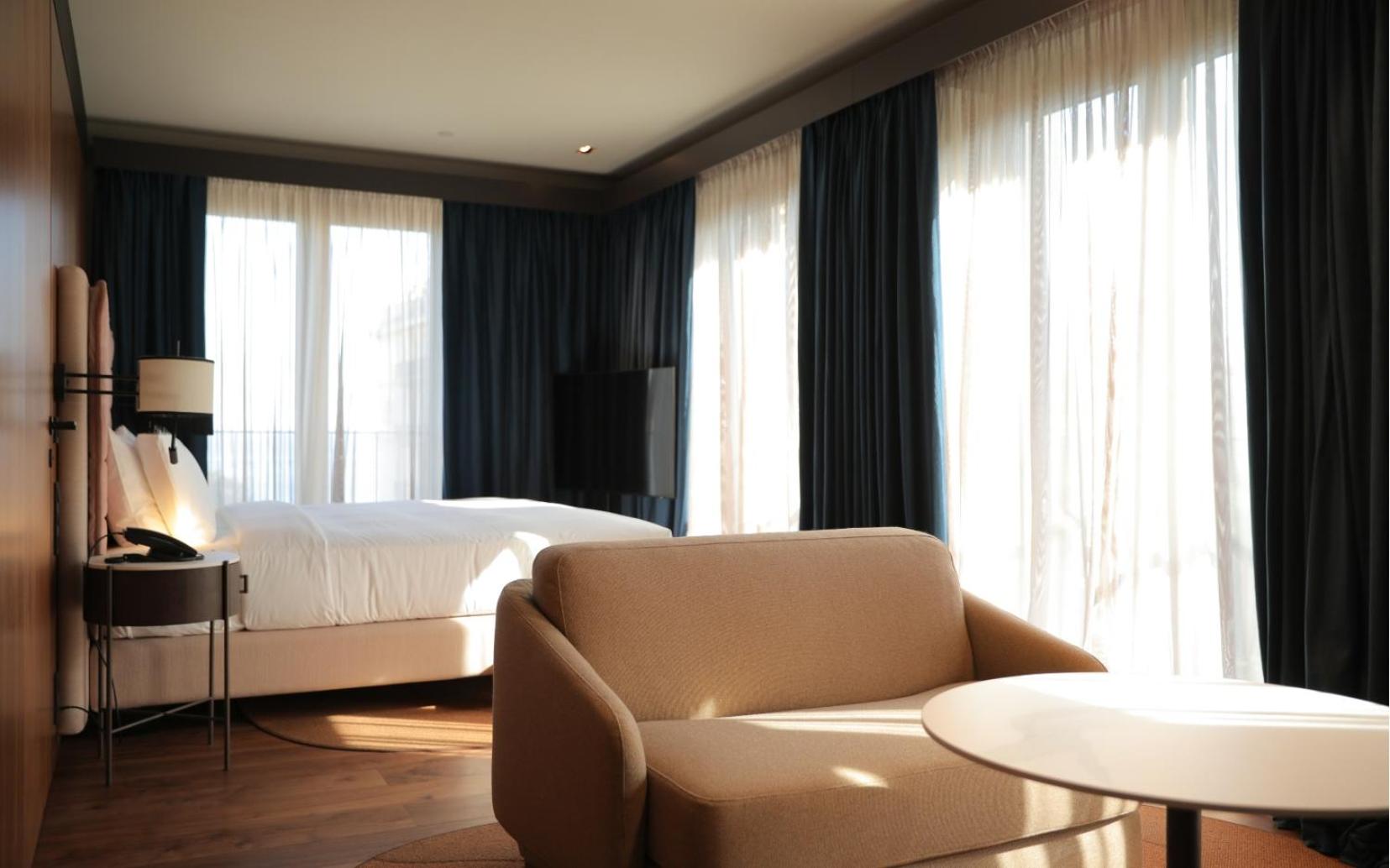 Corner King Room - Photo 7