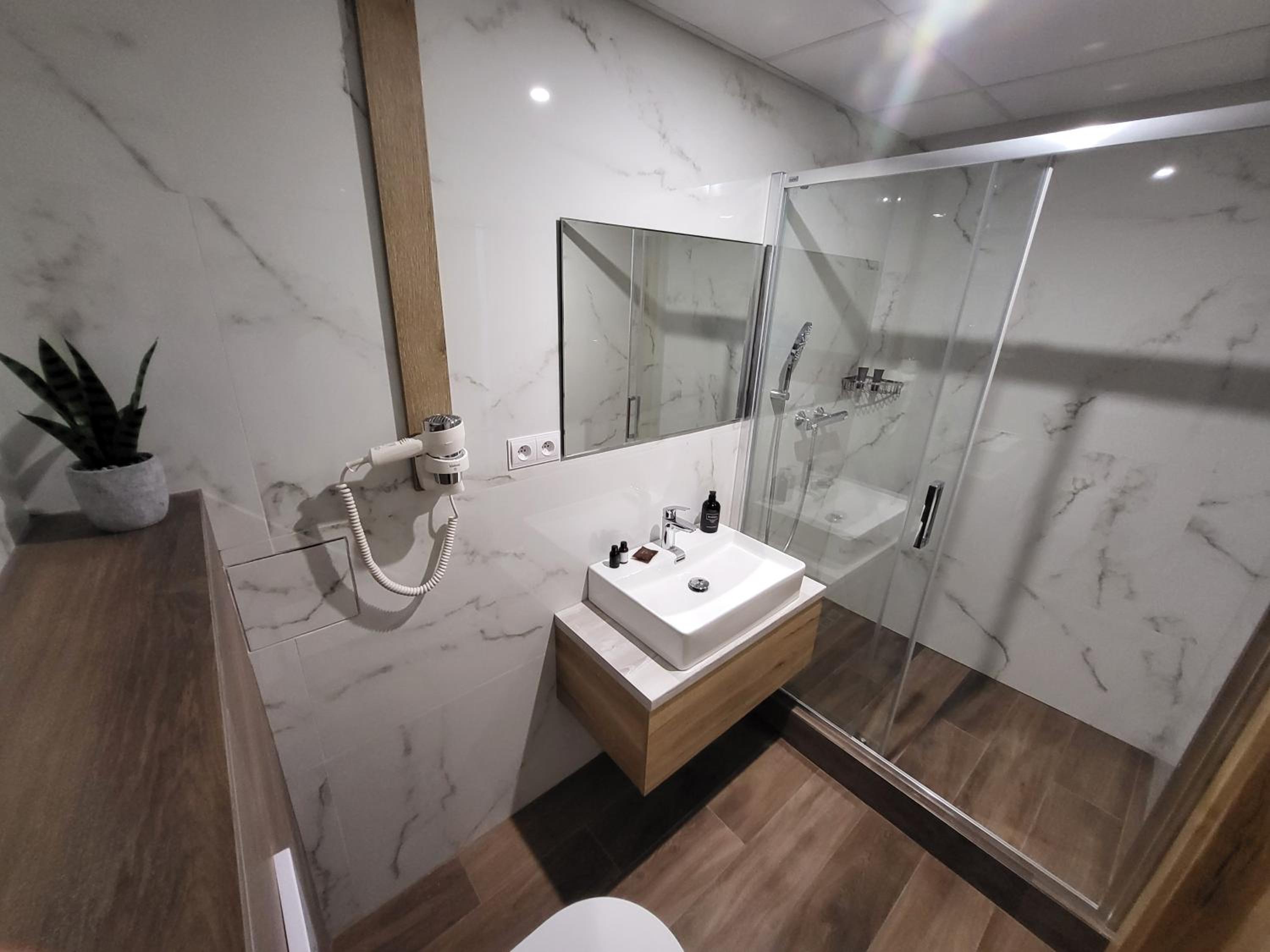 Superior Deluxe Double or Twin Room  - Photo 1