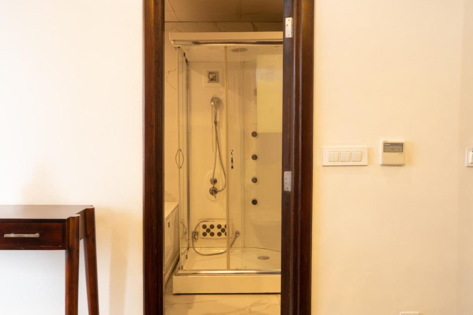 Orchid Suite - Bathtub with Jacuzzi & Hydrotherapy Shower - Photo 6
