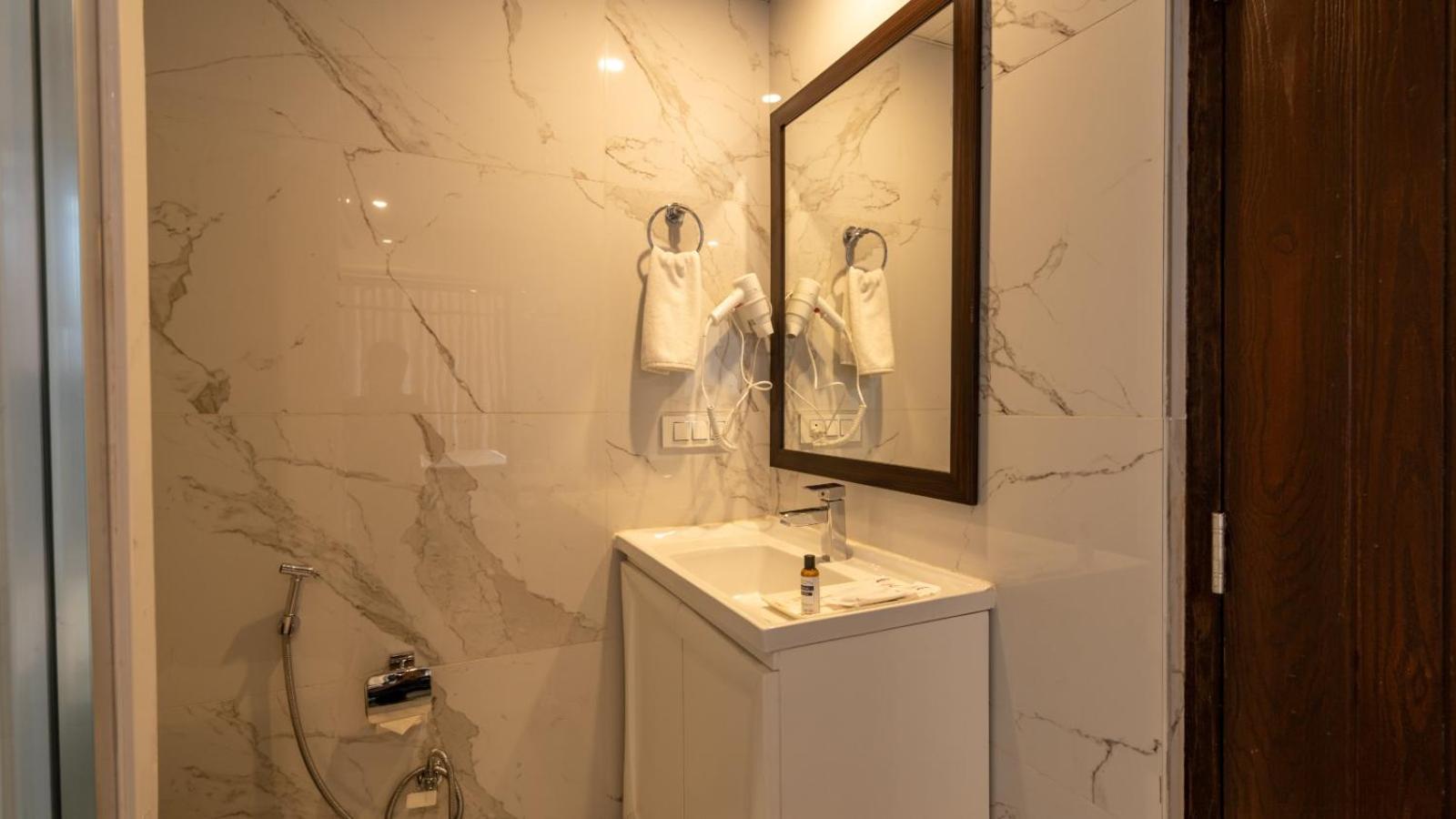Orchid Suite - Bathtub with Jacuzzi & Hydrotherapy Shower - Photo 4