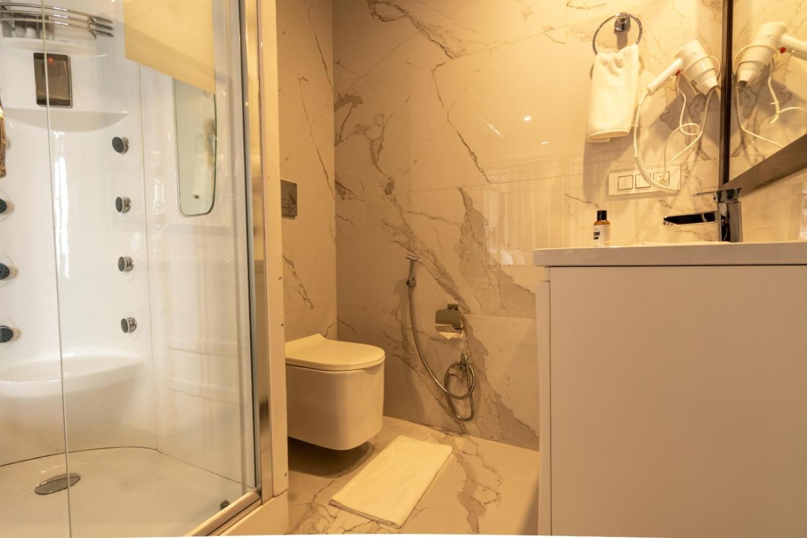 Orchid Suite - Bathtub with Jacuzzi & Hydrotherapy Shower - Photo 3
