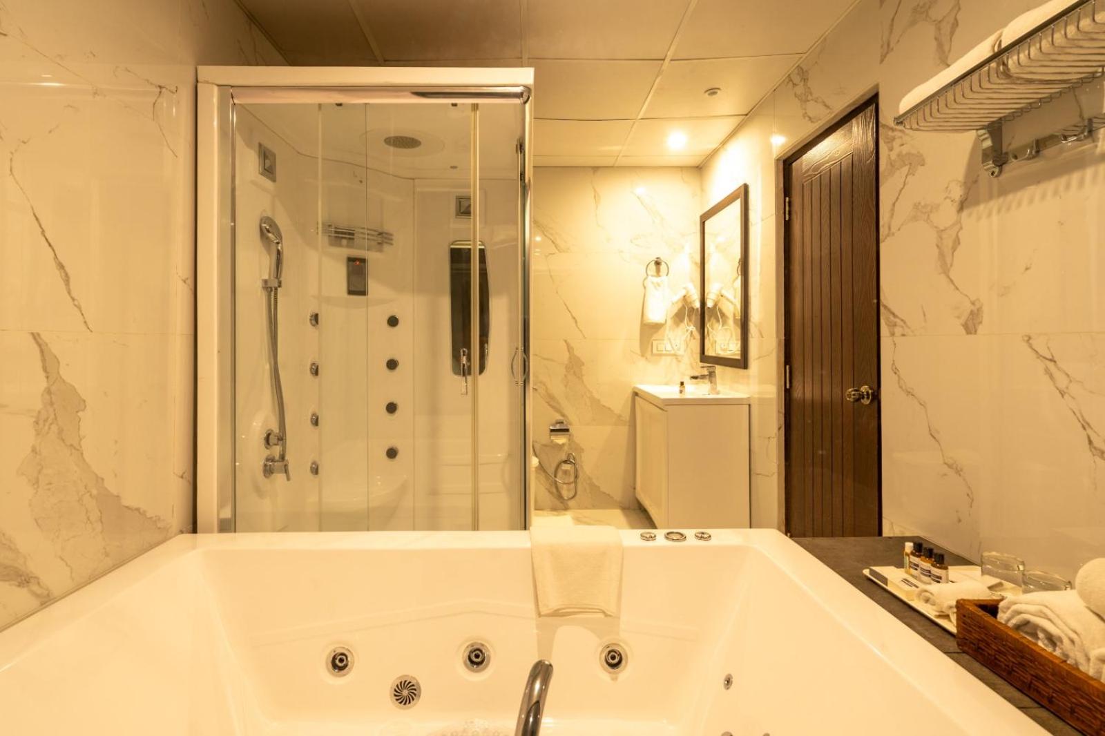 Orchid Suite - Bathtub with Jacuzzi & Hydrotherapy Shower - Photo 2