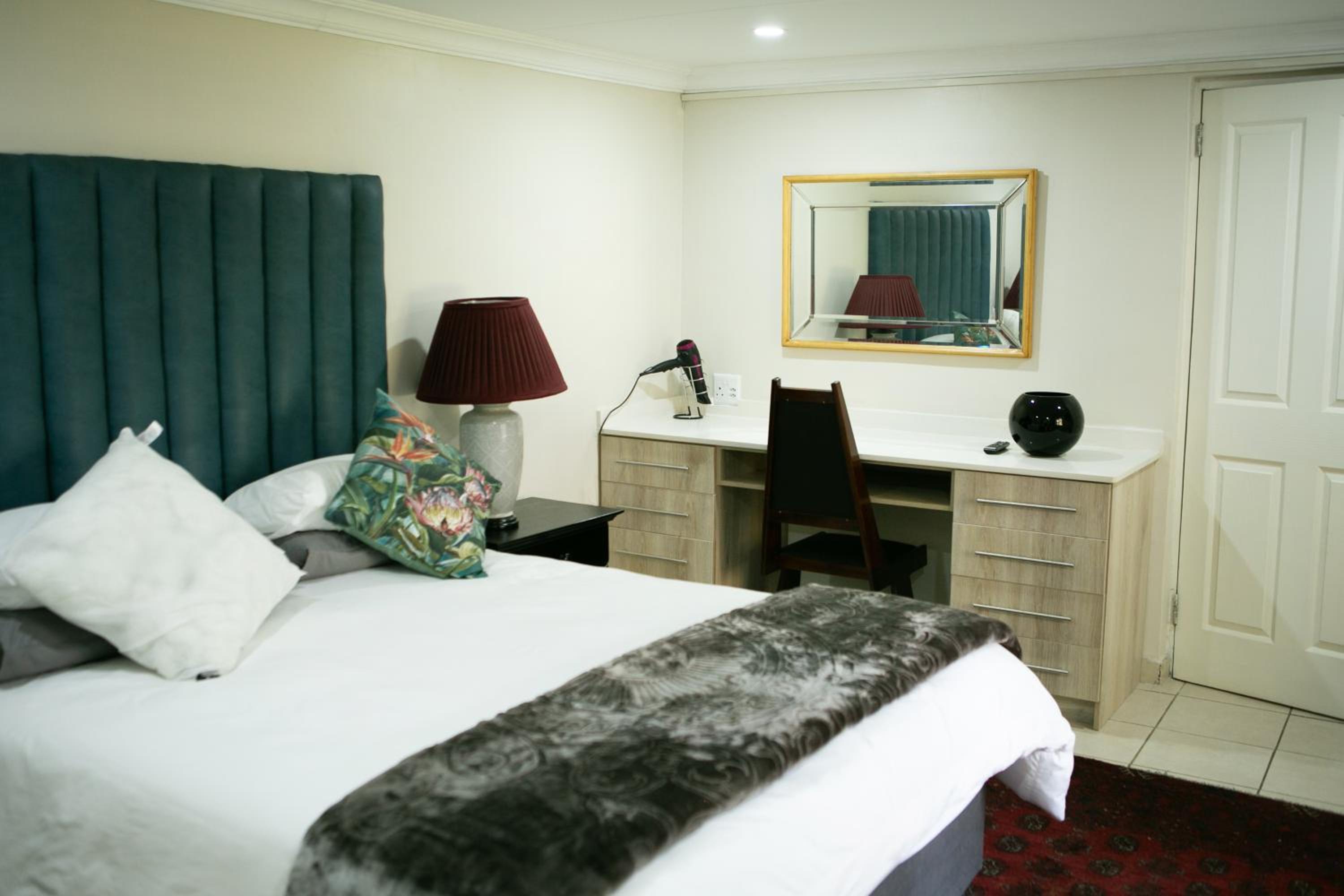 Deluxe Queen Room - Photo 1