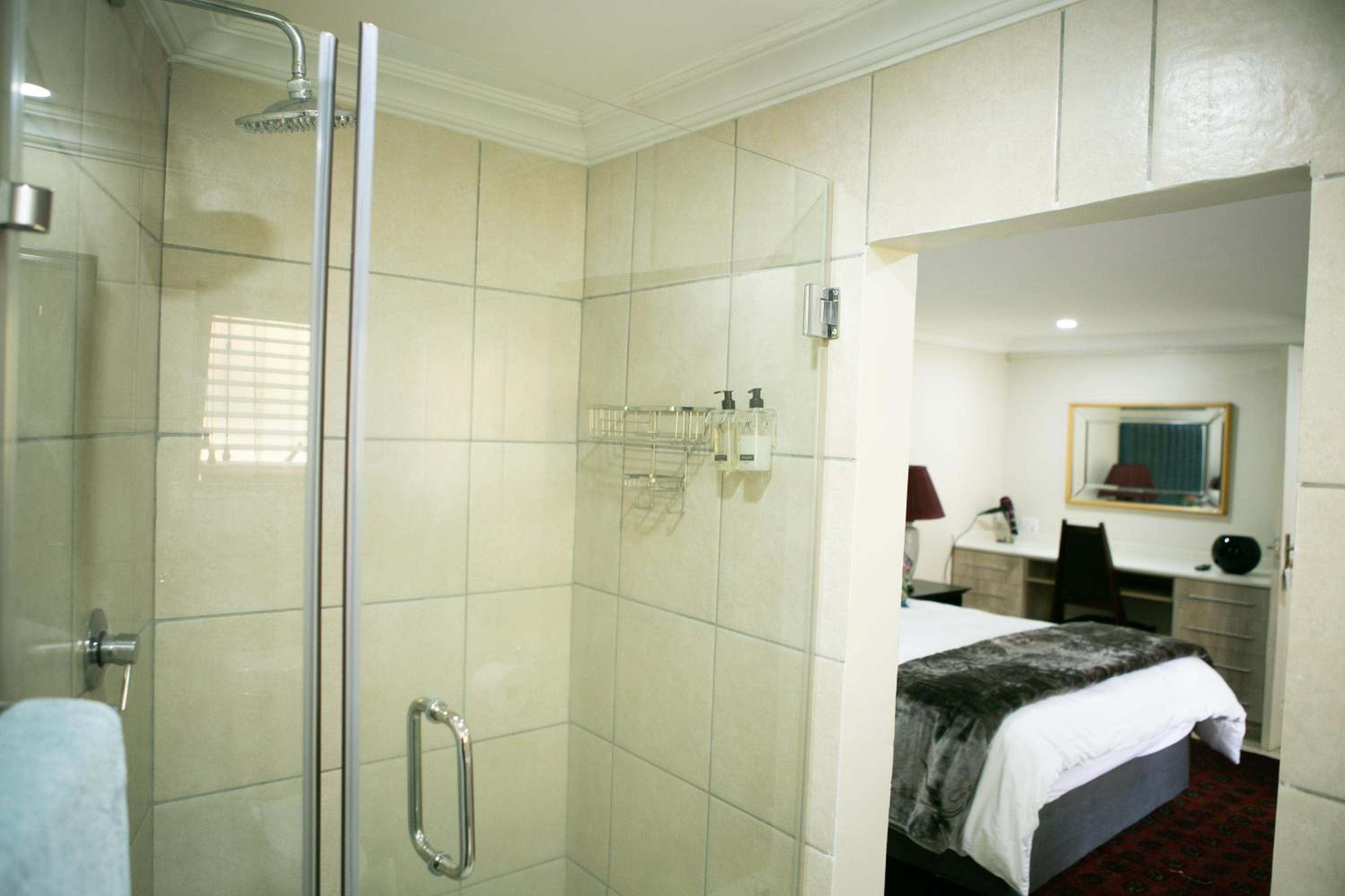 Deluxe Queen Room - Photo 3