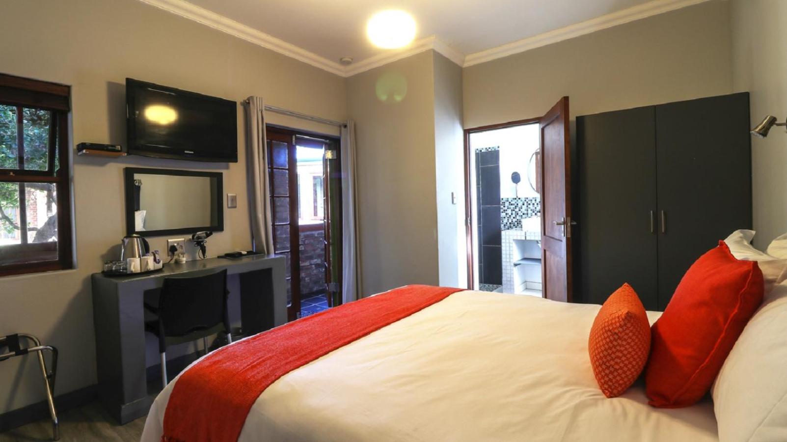 Standard Queen Room - Photo 8
