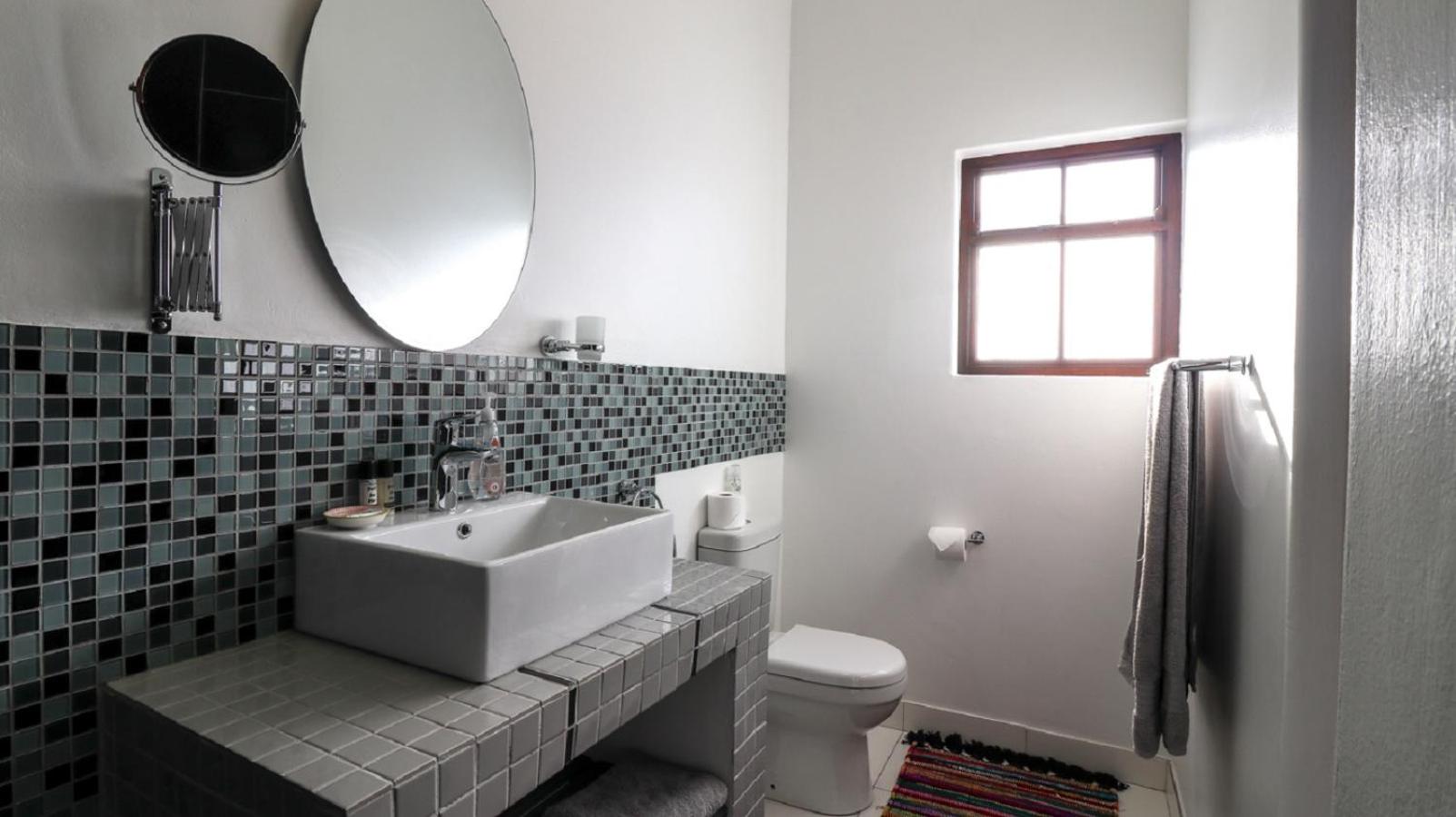 Standard Queen Room - Photo 13