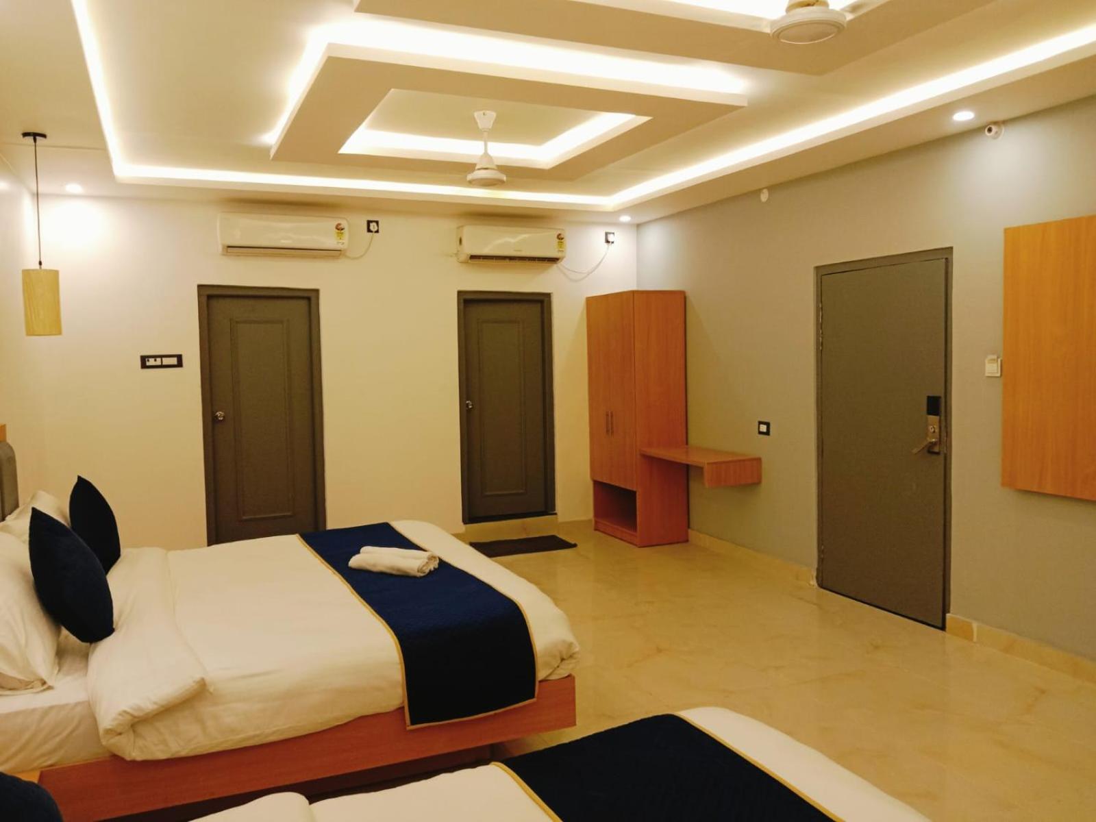 Deluxe Double Room (2 Adults + 1 Child) photo 2