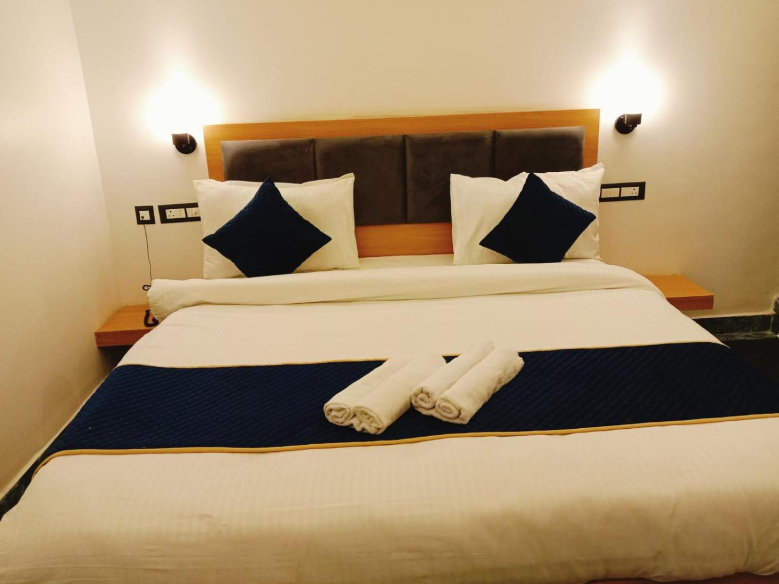 Deluxe Double Room (2 Adults + 1 Child) photo 3