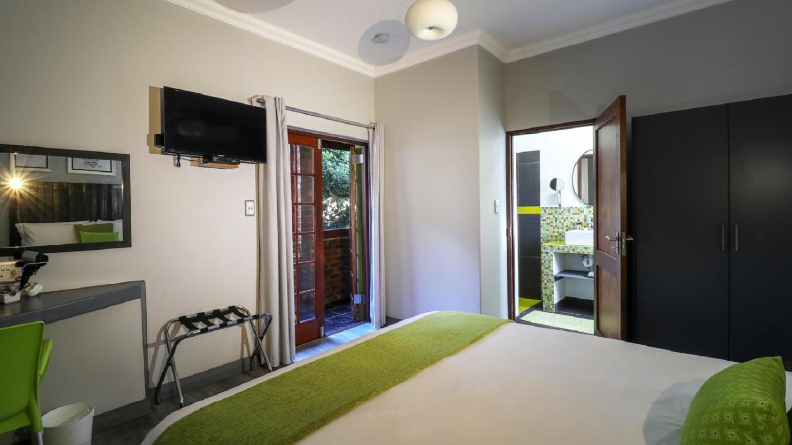 Standard Queen Room - Photo 15