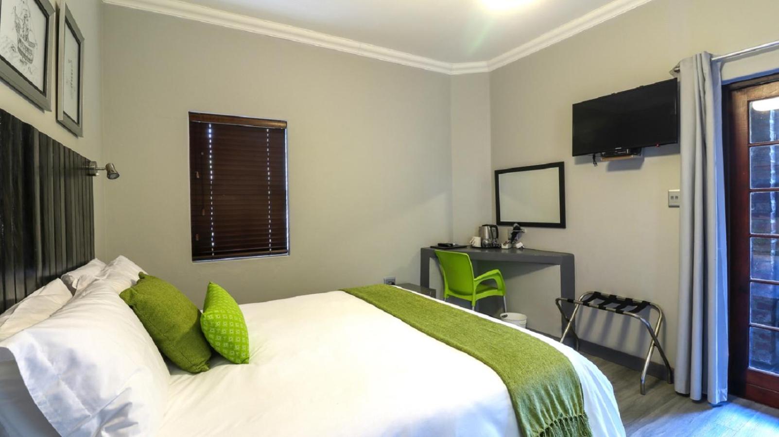 Standard Queen Room - Photo 19