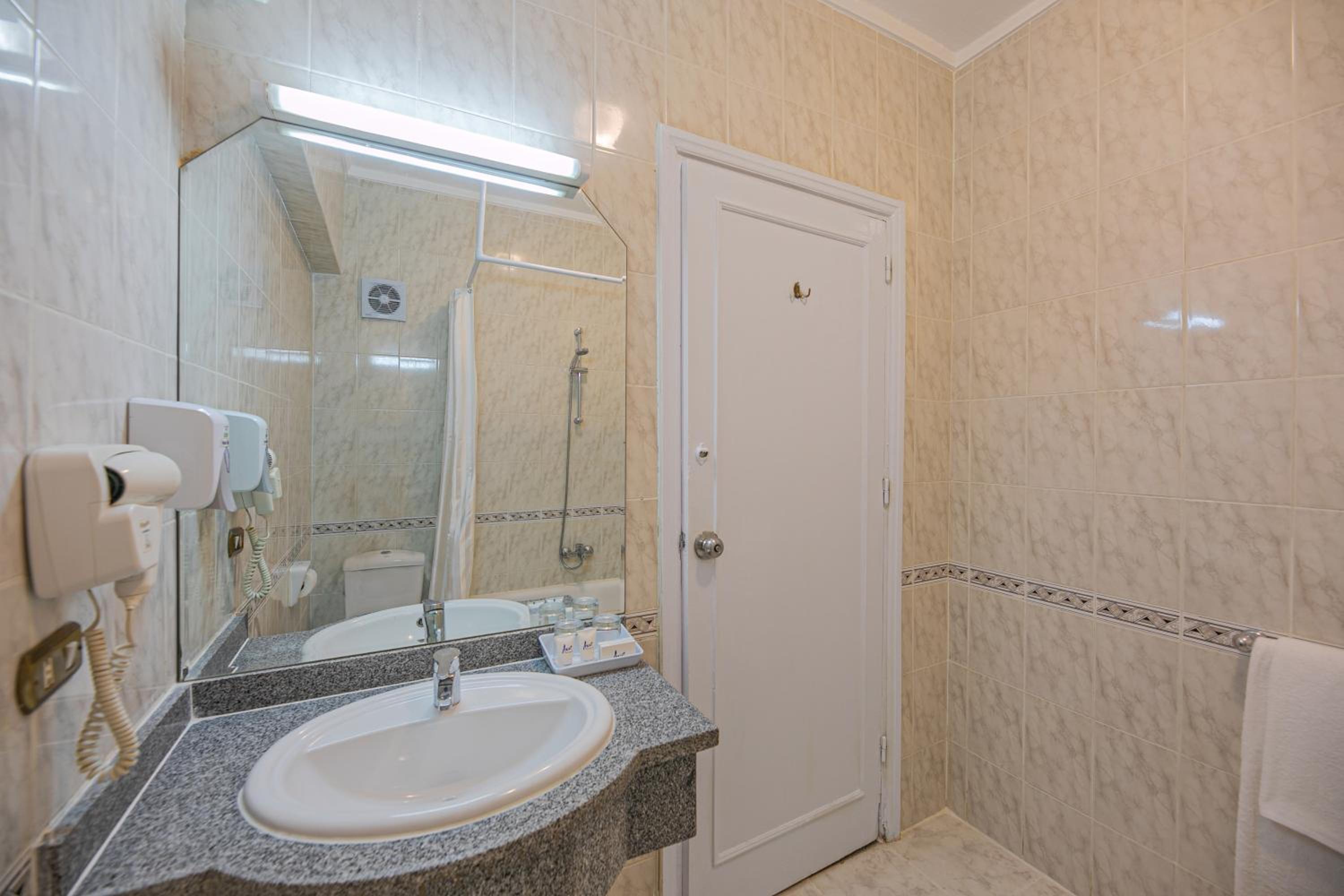Standard Triple Room - Photo 2